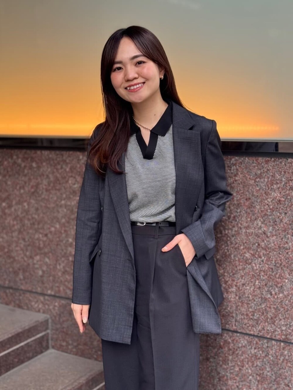 ブラック系のニット/セーターを着用したレディースの夏コーディネートの3枚目の写真