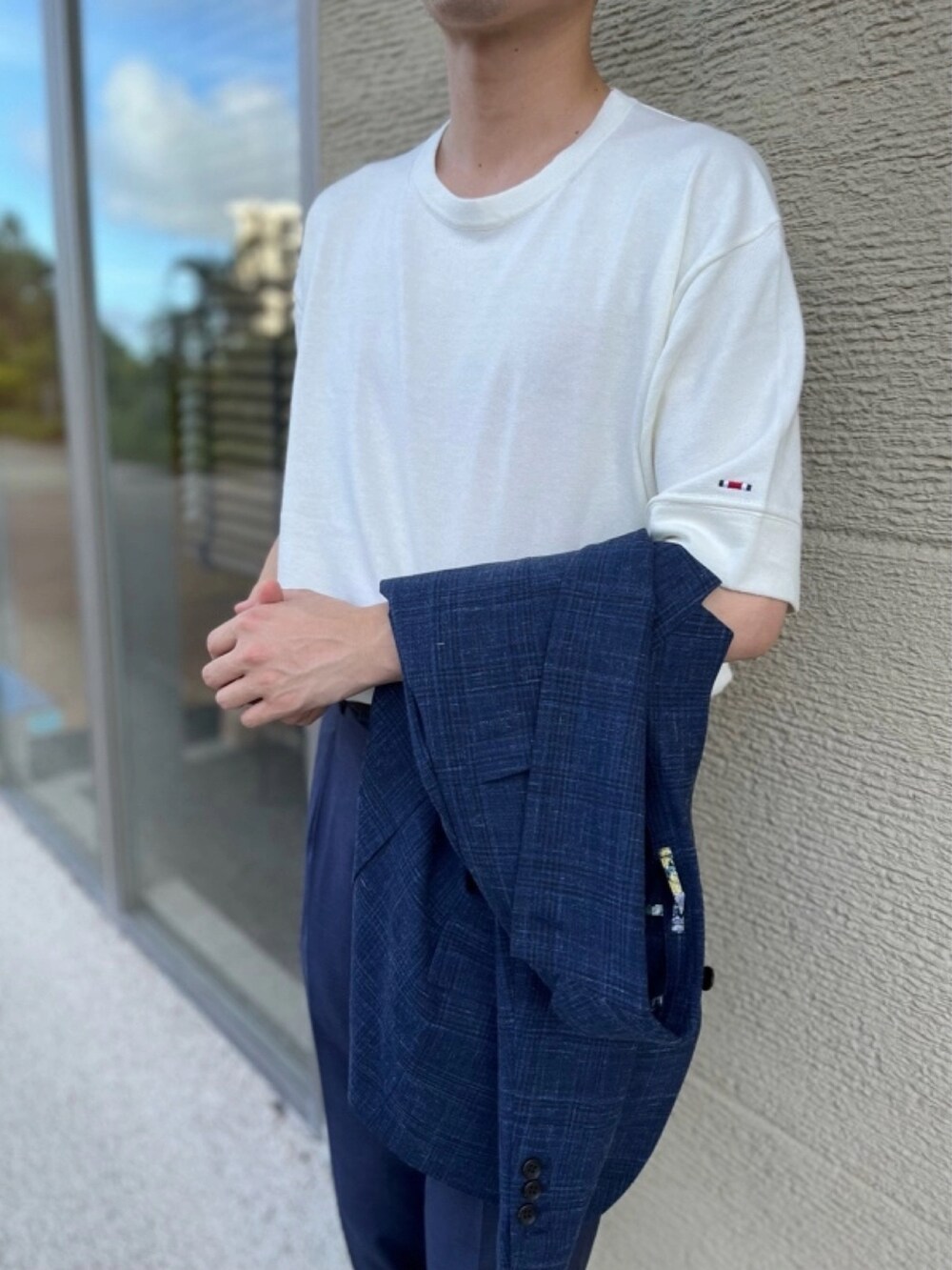 ホワイト系のTシャツ/カットソーを着用したメンズの夏コーディネートの2枚目の写真