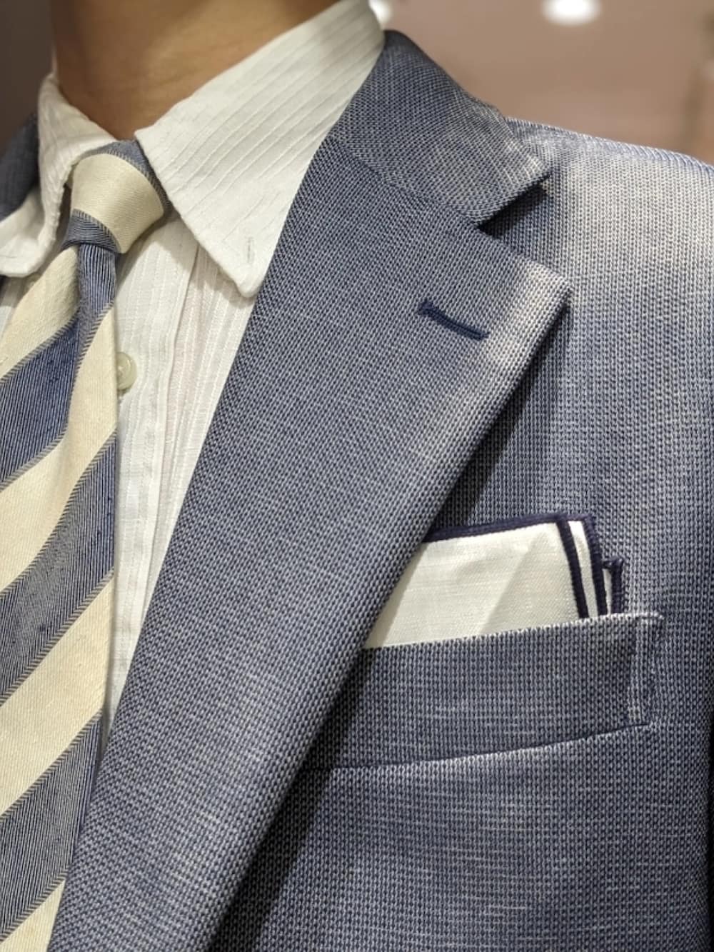 ブルー系のテーラードジャケットを着用したメンズの夏コーディネートの3枚目の写真