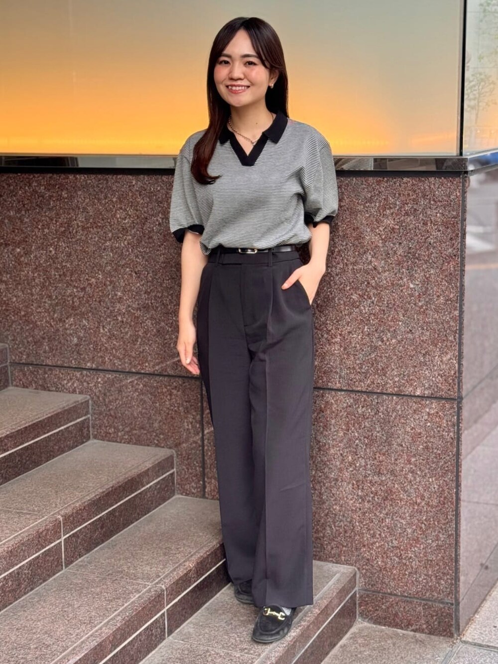 ブラック系のニット/セーターを着用したレディースの夏コーディネートの4枚目の写真