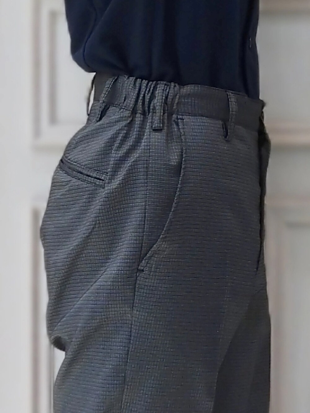 グレー系のテーラードジャケット、グレー系のスラックスを着用したメンズの春コーディネートの4枚目の写真