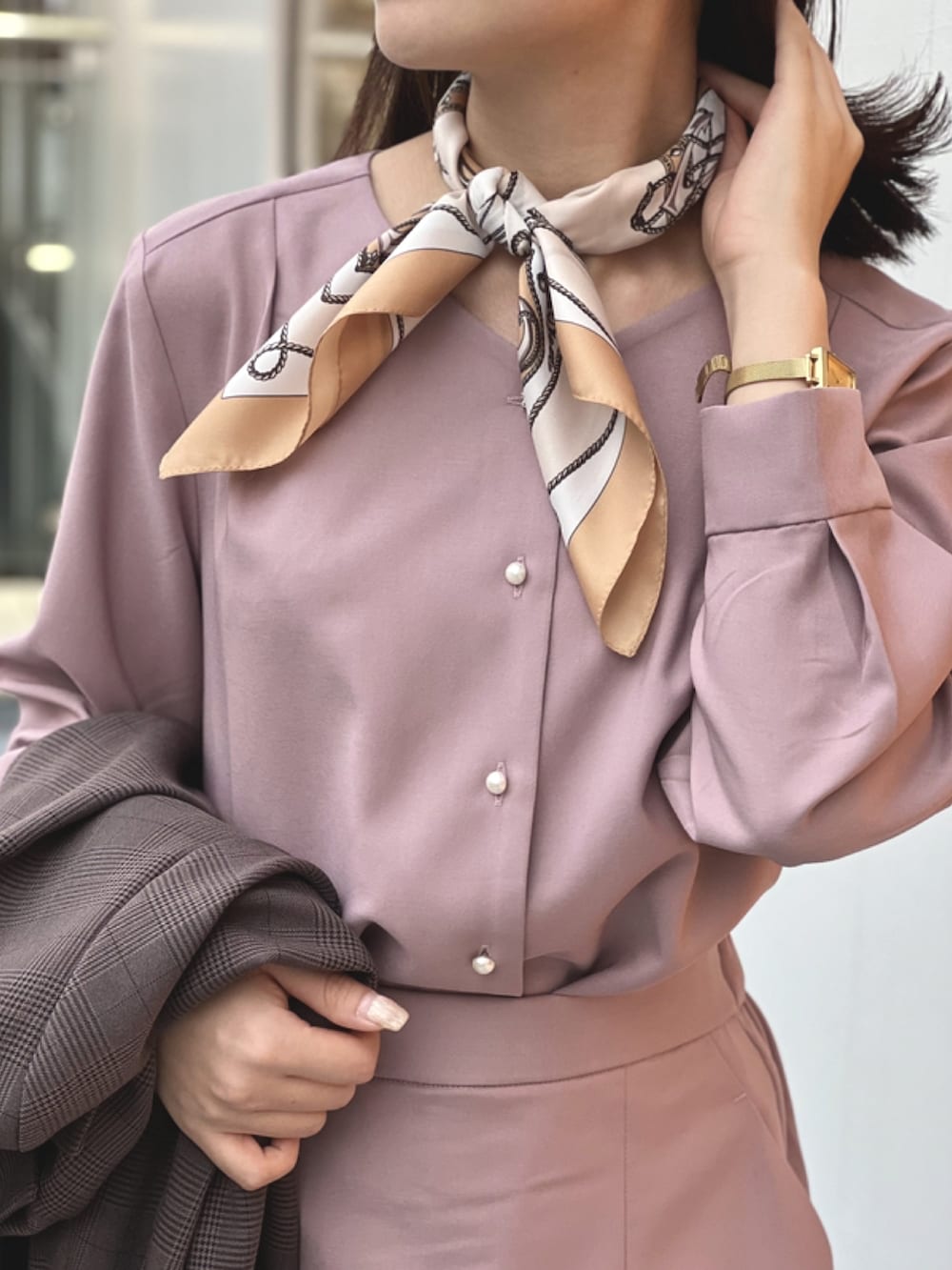 ピンク系のシャツ/ブラウス、ピンク系のスカートを着用したレディースの冬コーディネートの2枚目の写真