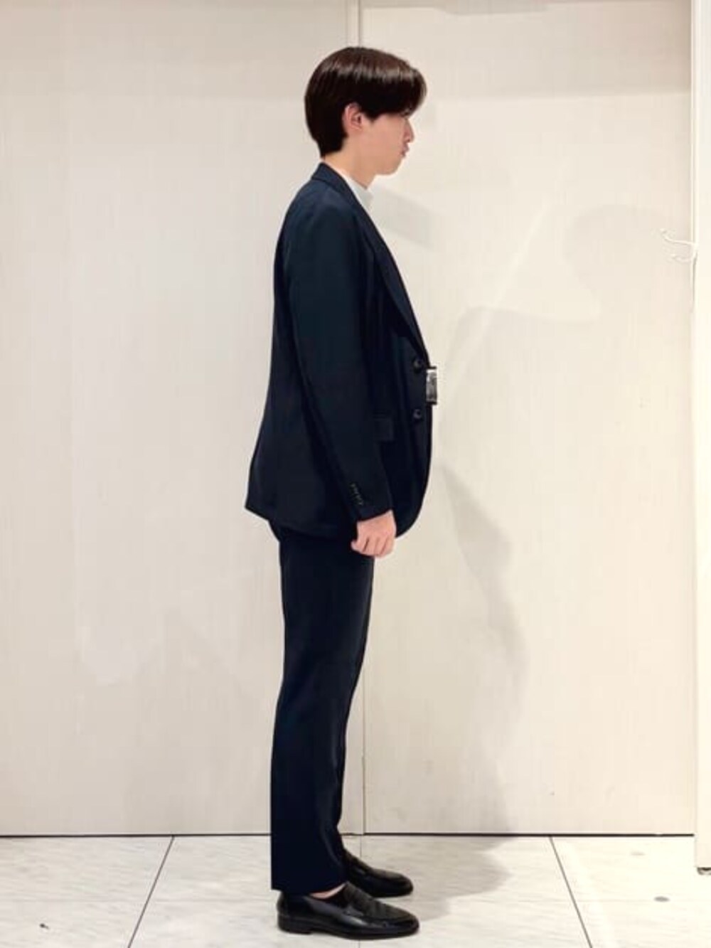 ホワイト系のTシャツ/カットソー、ブルー系のスーツセット、ブラック系のドレスシューズを着用したメンズの秋コーディネートの4枚目の写真