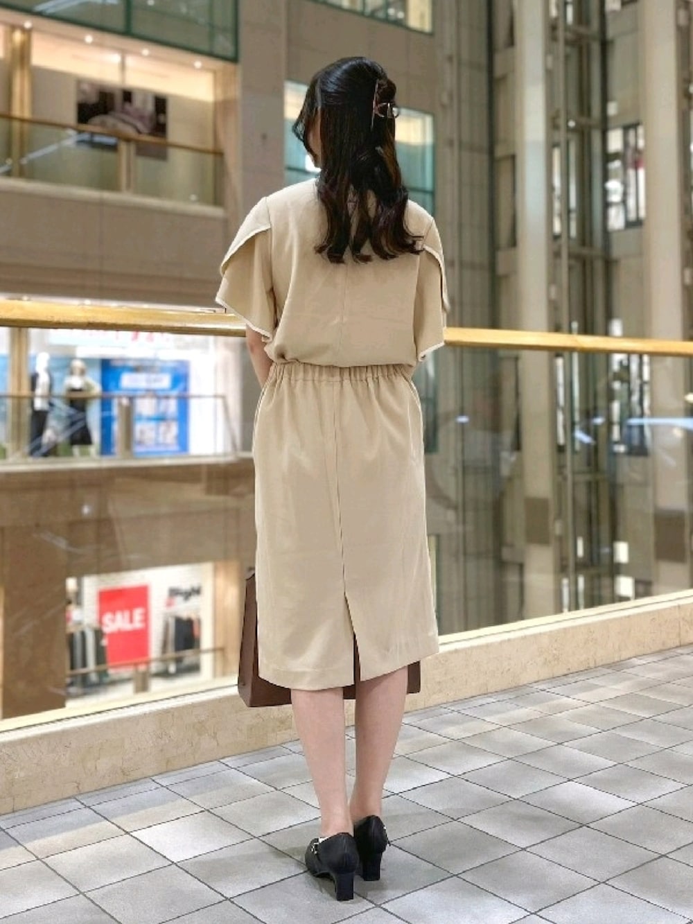 ベージュ系のシャツ/ブラウス、ベージュ系のスカートを着用したレディースの夏コーディネートの2枚目の写真