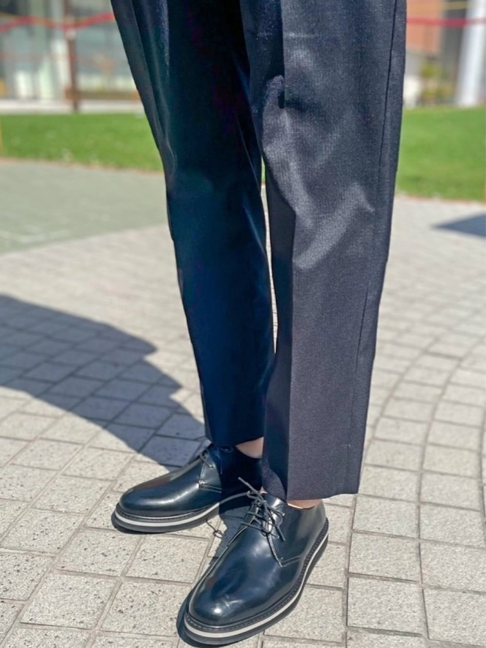 ブルー系のテーラードジャケット、ブルー系のスラックスを着用したメンズの春コーディネートの4枚目の写真