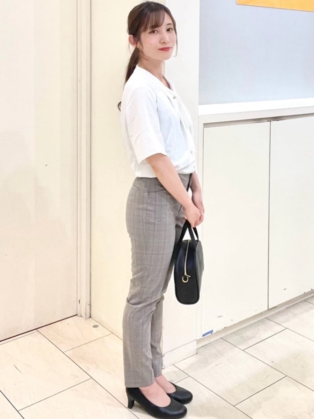 ホワイト系のシャツ/ブラウスを着用したレディースの夏コーディネートの2枚目の写真