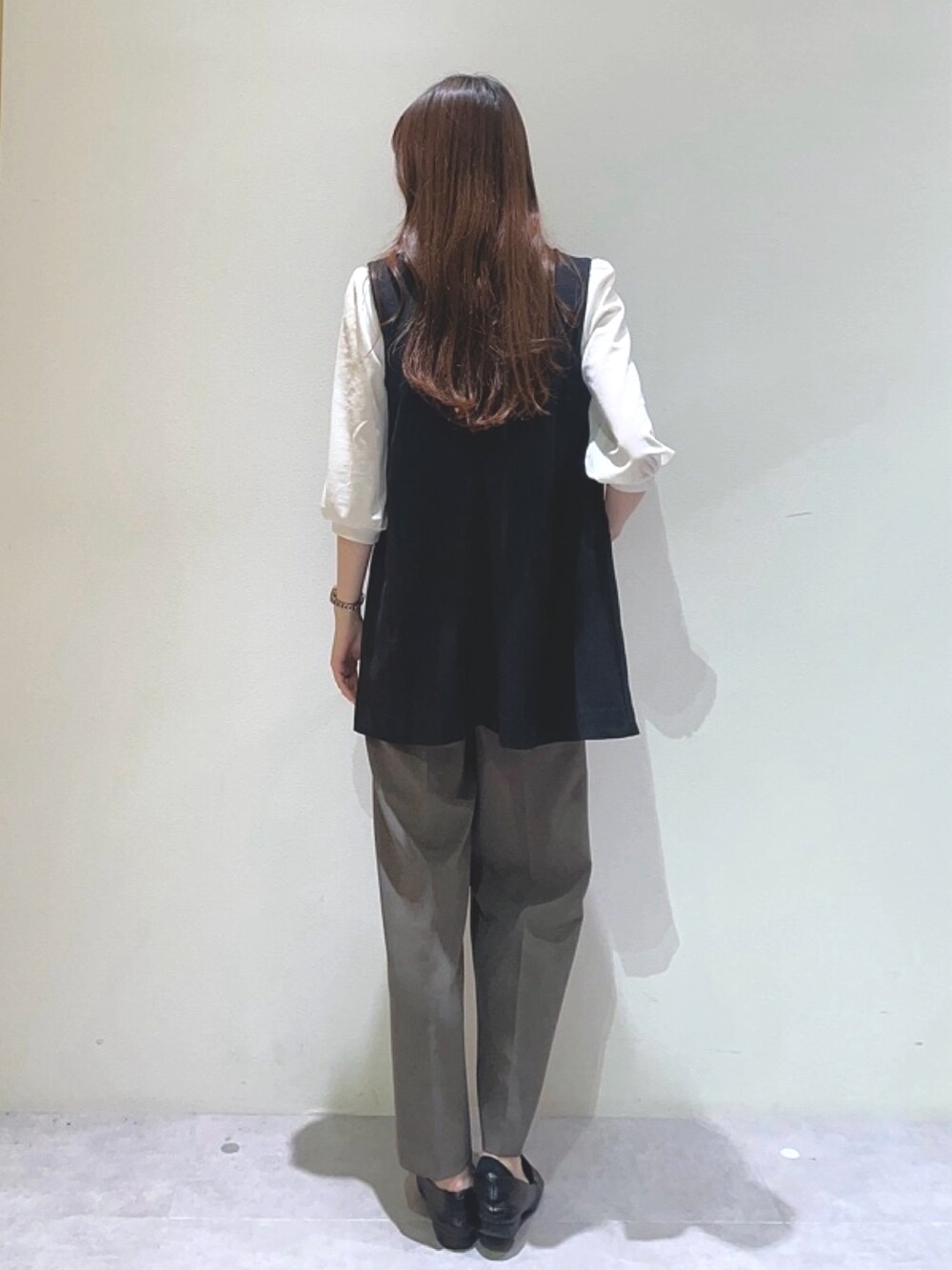 ホワイト系のシャツ/ブラウス、ブラック系のベストを着用したレディースの夏コーディネートの2枚目の写真