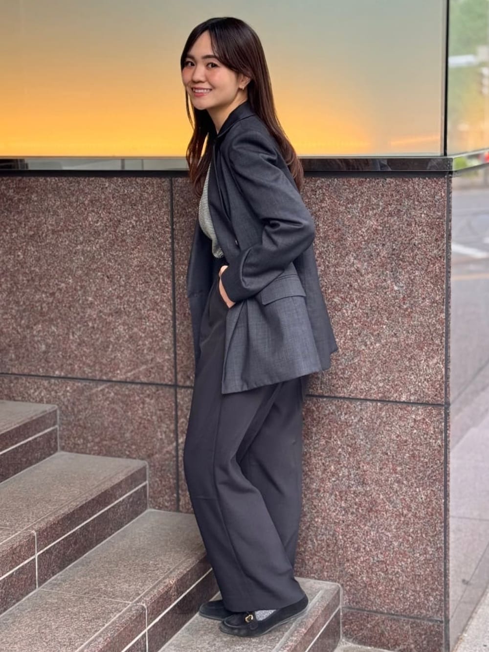 ブラック系のニット/セーターを着用したレディースの夏コーディネートの2枚目の写真