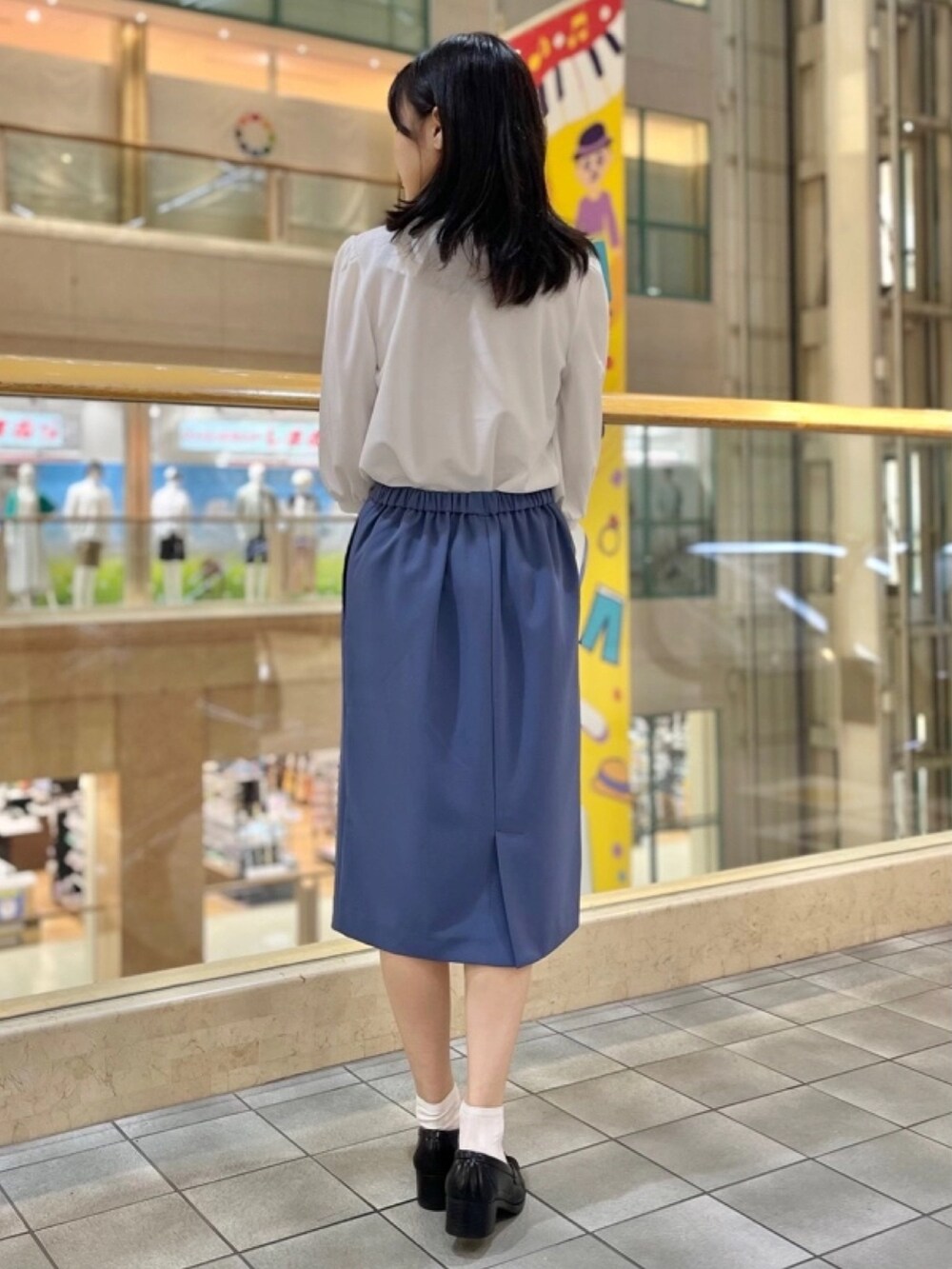 ホワイト系のシャツ/ブラウスを着用したレディースの夏コーディネートの3枚目の写真
