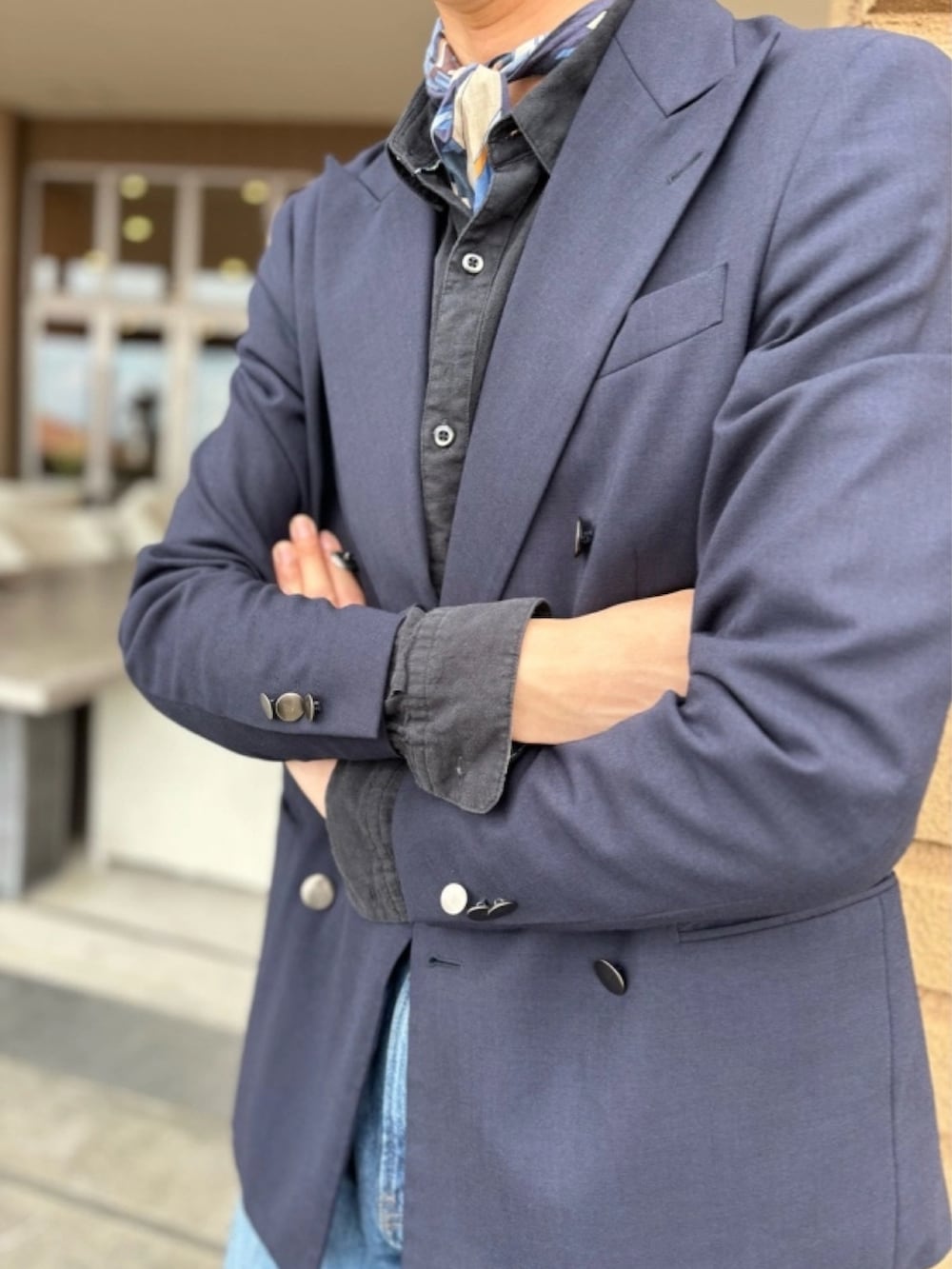 ブルー系のテーラードジャケットを着用したメンズの春コーディネートの2枚目の写真