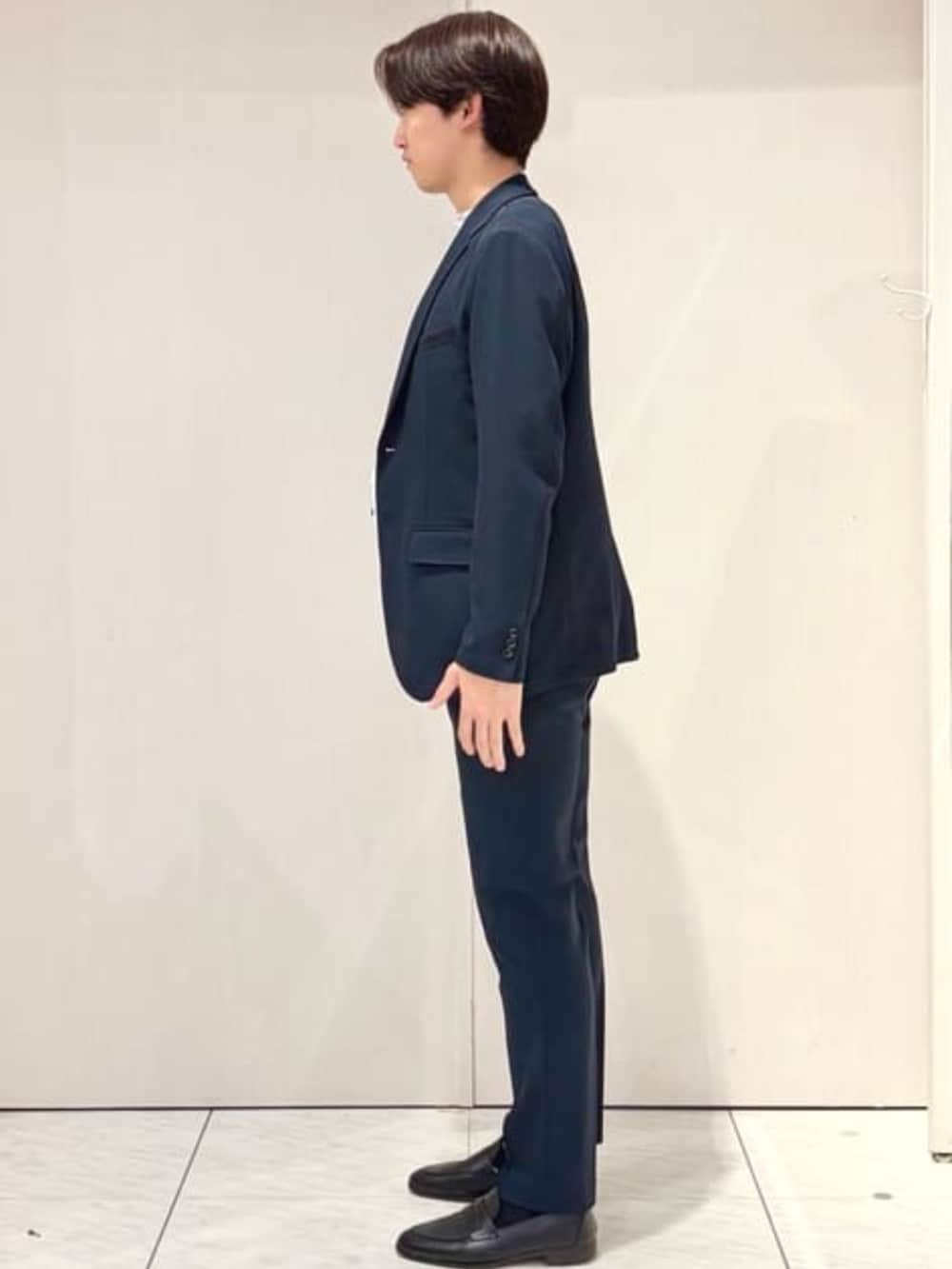 ホワイト系のTシャツ/カットソー、ブルー系のスーツセット、ブラック系のドレスシューズを着用したメンズの秋コーディネートの2枚目の写真