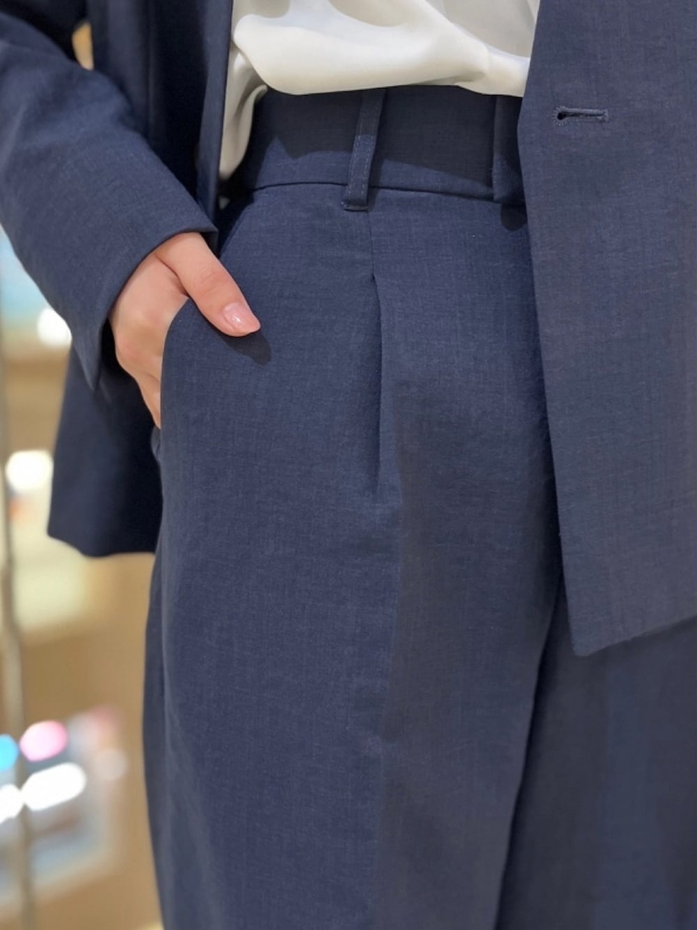 ブルー系のスーツジャケット、ホワイト系のシャツ/ブラウス、ブルー系のスーツパンツを着用したレディースの春コーディネートの4枚目の写真