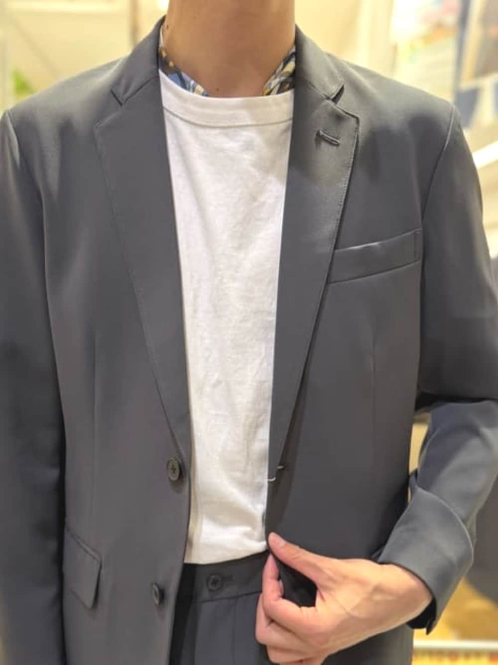 グレー系のスーツセット、ホワイト系のTシャツ/カットソーを着用したメンズの秋コーディネートの2枚目の写真