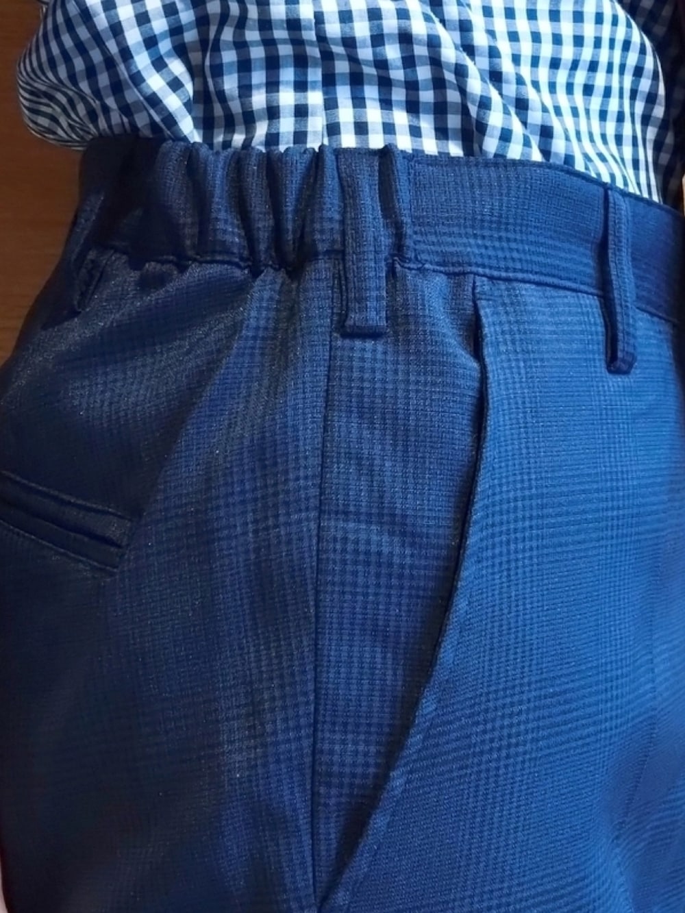 ブルー系のテーラードジャケット、ブルー系のスラックスを着用したメンズの春コーディネートの3枚目の写真