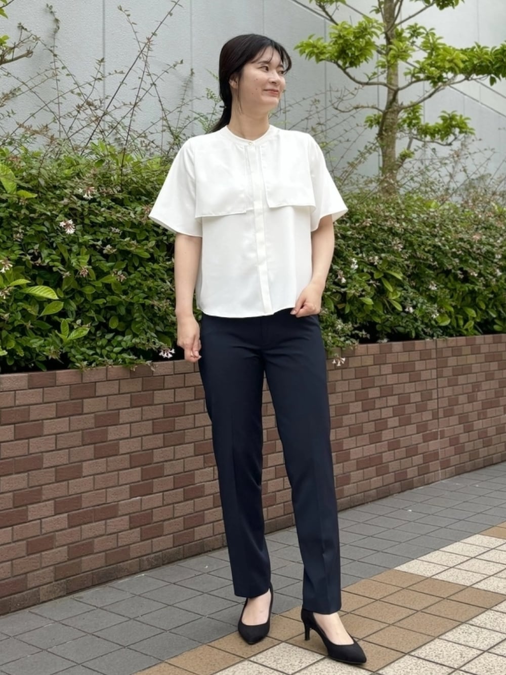「ブラウス、シャツ、オフィスカジュアル、爽やかコーデ、お仕事コーデ、オフィスコーデ、レディースコーデ、ビジネスコーデ、ブラウスコーデ、PSFA」｜「Perfect Suit FActoryのマットツイル　ケ－プブラウス　オフホワイト/グレー/ブラック/ベージュ（シャツ/ブラウス、ホワイト系）」を使った、0493psfaさん（レディース・165cm）の夏コーディネートの2枚目の写真
