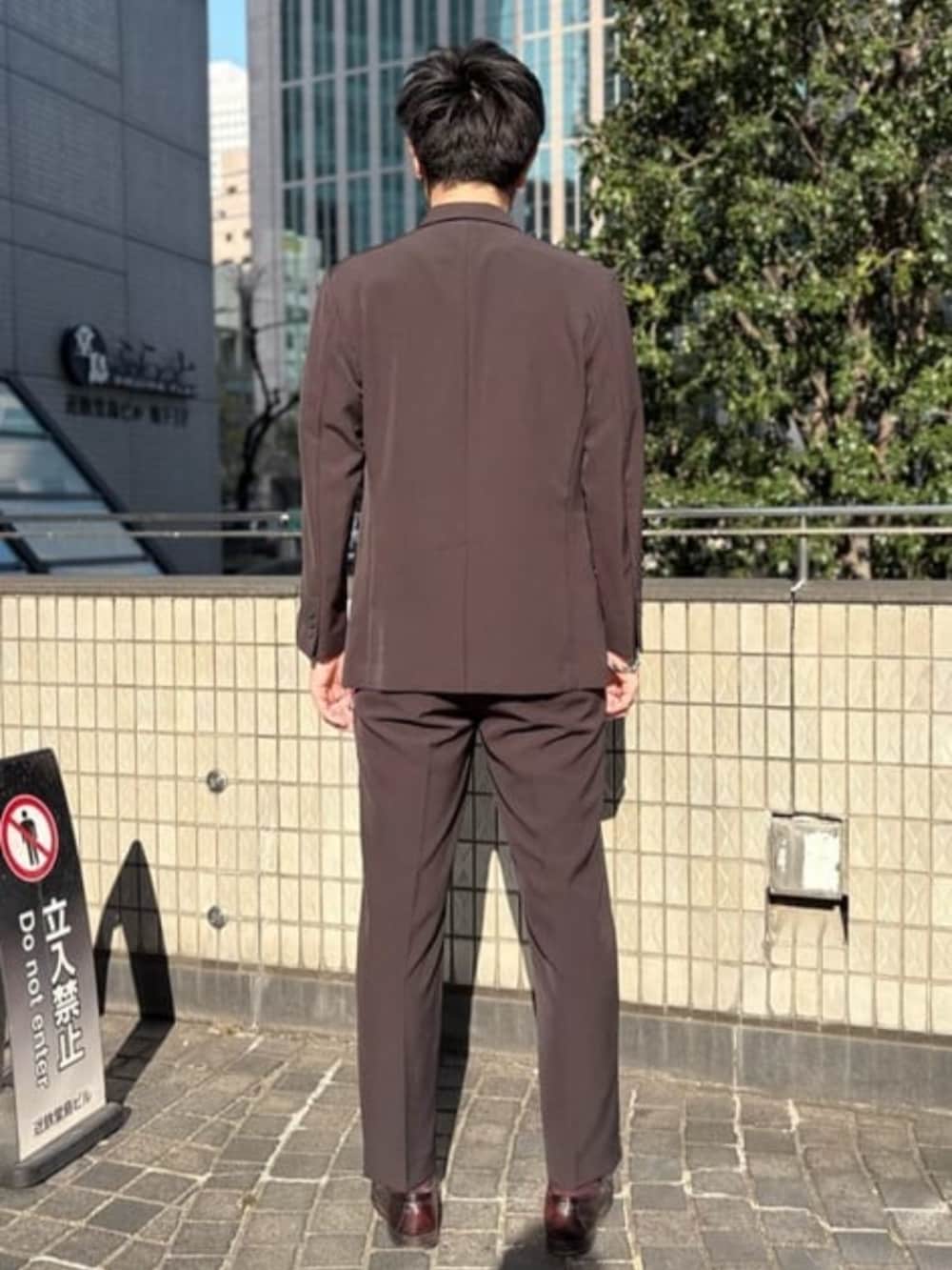 ブラック系のスーツセット、ブラック系のTシャツ/カットソーを着用したメンズの秋コーディネートの3枚目の写真