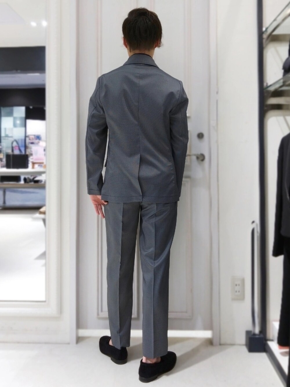 グレー系のテーラードジャケット、グレー系のスラックスを着用したメンズの春コーディネートの2枚目の写真