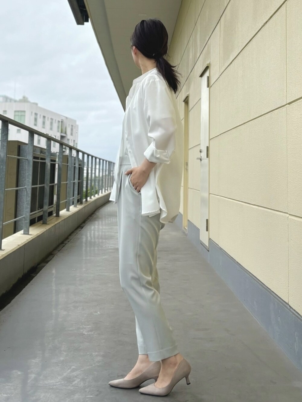 ホワイト系のTシャツ/カットソー、グリーン系のスラックスを着用したレディースの夏コーディネートの2枚目の写真