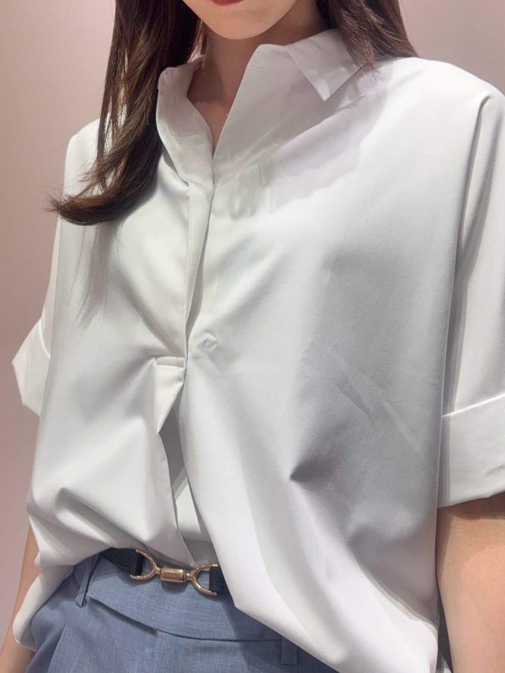 ホワイト系のシャツ/ブラウス、ブルー系のその他パンツを着用したレディースの夏コーディネートの3枚目の写真