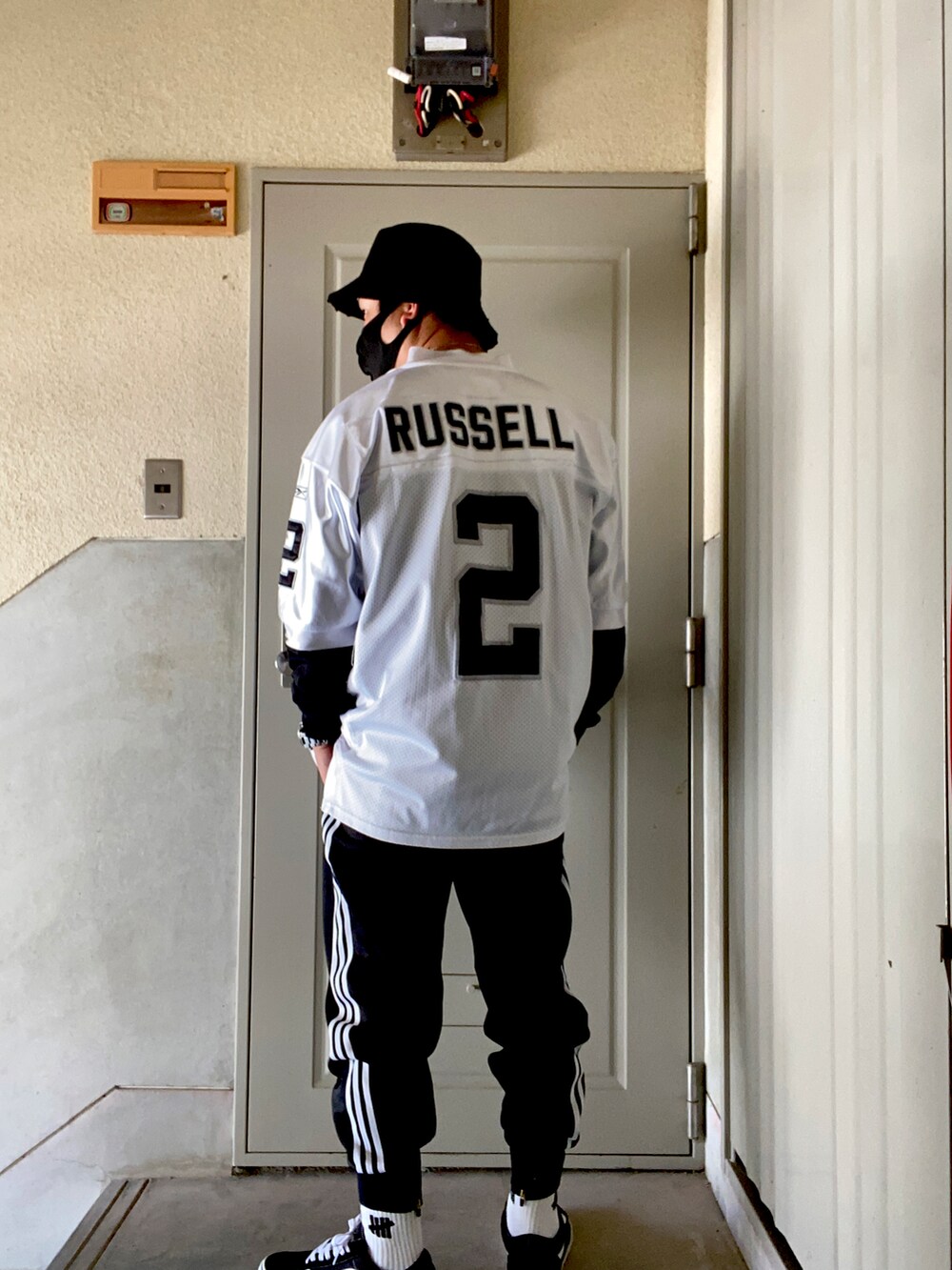 ホワイト系のTシャツ/カットソー、ブラック系のTシャツ/カットソー、ブラック系のパンツを着用したメンズの冬コーディネートの2枚目の写真