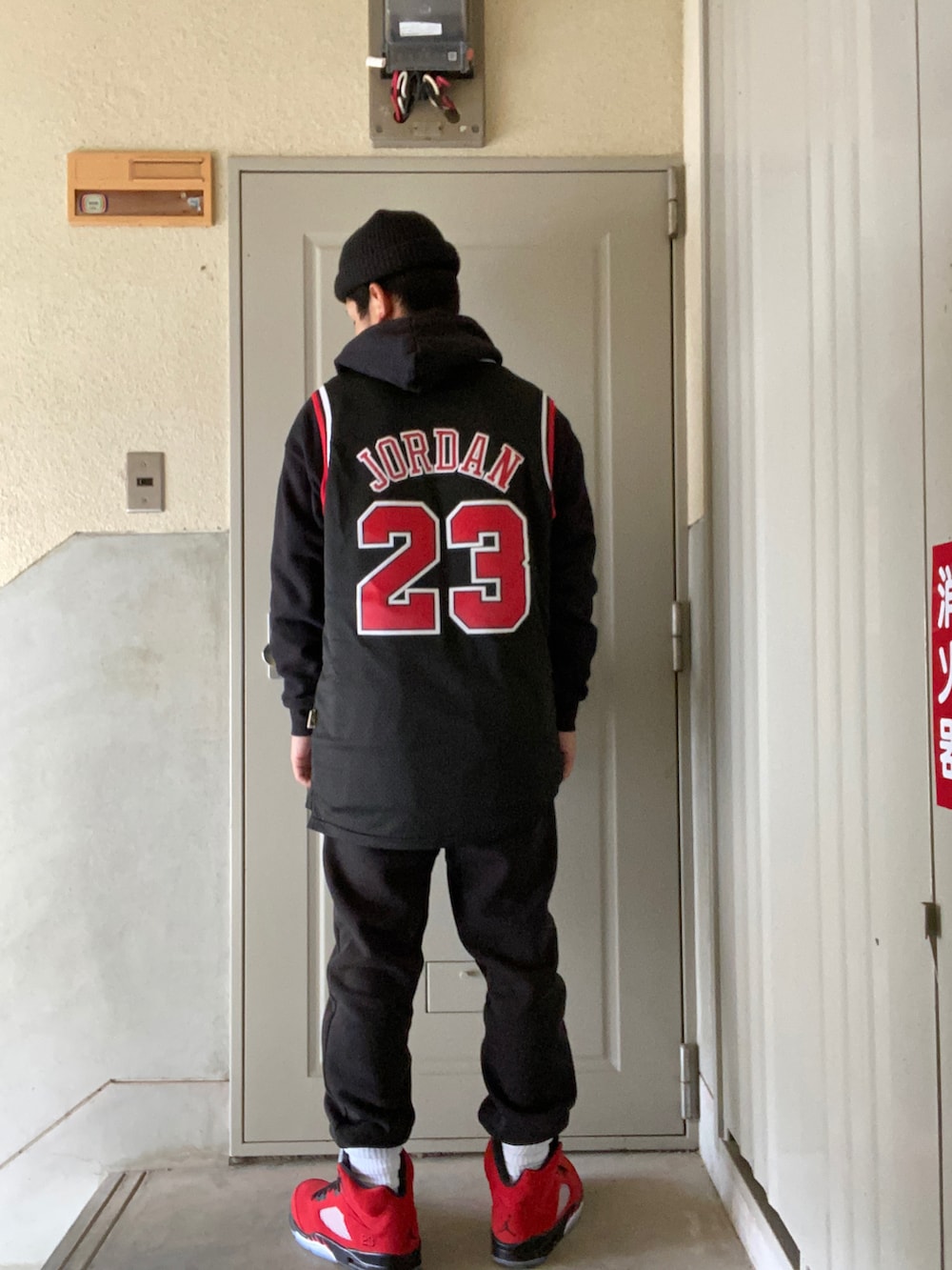 ブラック系のパーカー、ブラック系のタンクトップ、ブラック系のスウェットパンツを着用したメンズの春コーディネートの2枚目の写真