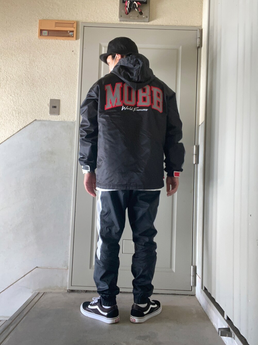 ブラック系のジャケット/アウター、ホワイト系のTシャツ/カットソー、ブラック系のその他パンツを着用したメンズの冬コーディネートの2枚目の写真