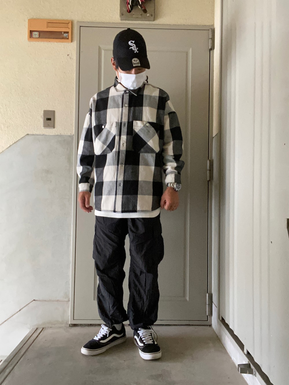 ホワイト系のタンクトップ、ブラック系のシャツ/ブラウス、ブラック系のカーゴパンツを着用したメンズの秋コーディネートの2枚目の写真