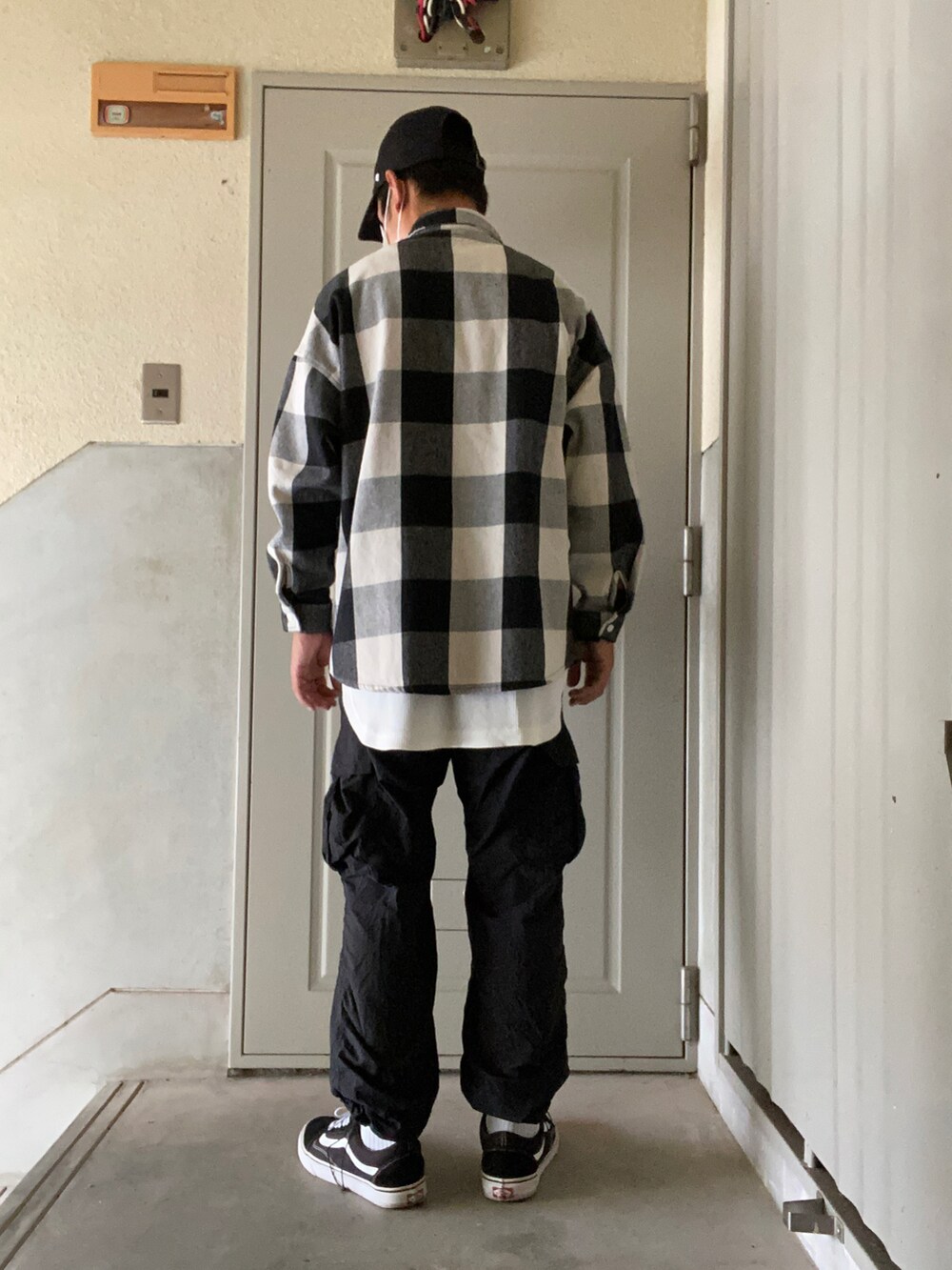 ホワイト系のタンクトップ、ブラック系のシャツ/ブラウス、ブラック系のカーゴパンツを着用したメンズの秋コーディネートの3枚目の写真