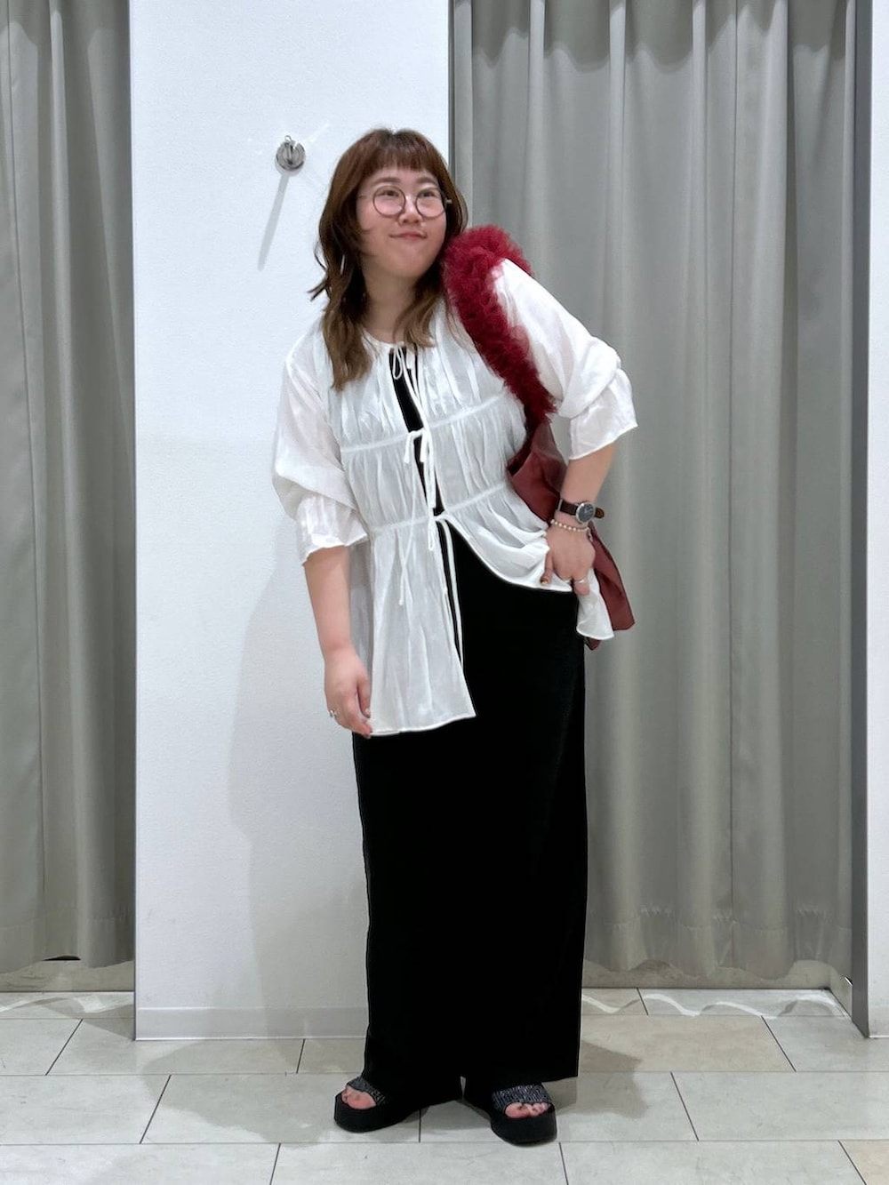 ブラック系のその他パンツ、ブラック系のタンクトップ、ブラック系のサンダルを着用したレディースの夏コーディネートの4枚目の写真