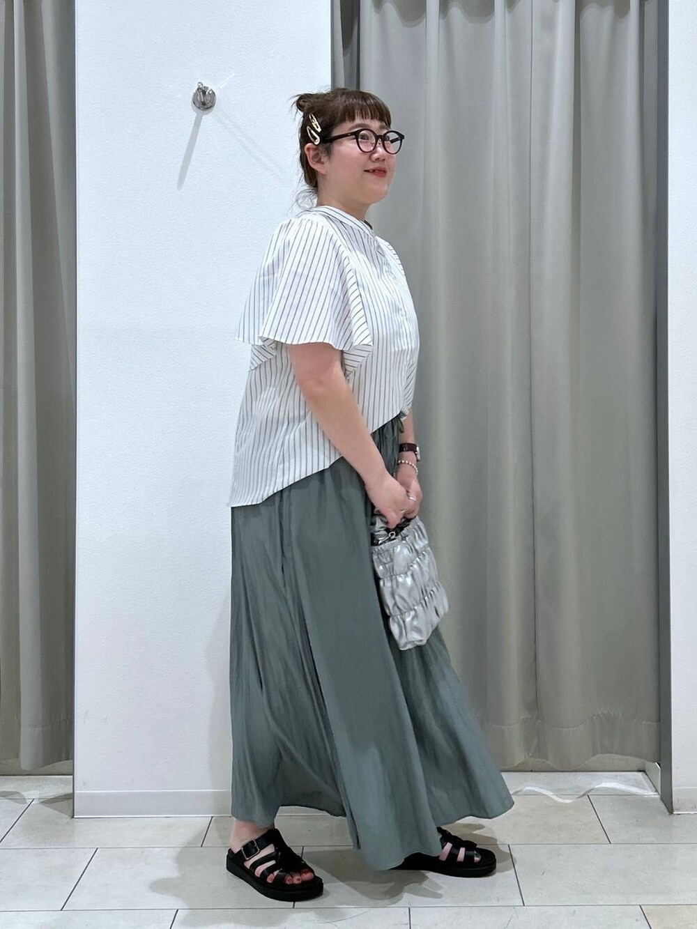 ブラック系のスニーカー、グリーン系のその他パンツ、グレー系のショルダーバッグを着用したレディースの春コーディネートの7枚目の写真