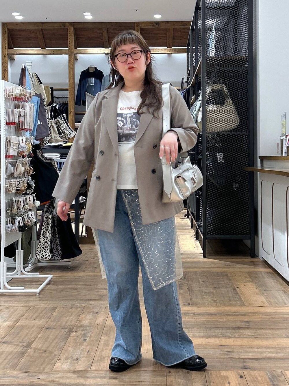 「体型カバー、着痩せ・細見え、カジュアル、ぽっちゃり_GLOBAL WORK、GLOBAL WORK、ぽっちゃりスタッフ、カジュアルコーデ、ジャケット、Tシャツ、デニムパンツ、ローファー、春コーデ」|「GLOBAL WORKのエアかる厚底ローファー/136031(ローファー、ブラック系)」を使った、たけちゃんさん(レディース・162cm)の春コーディネートの3枚目の写真