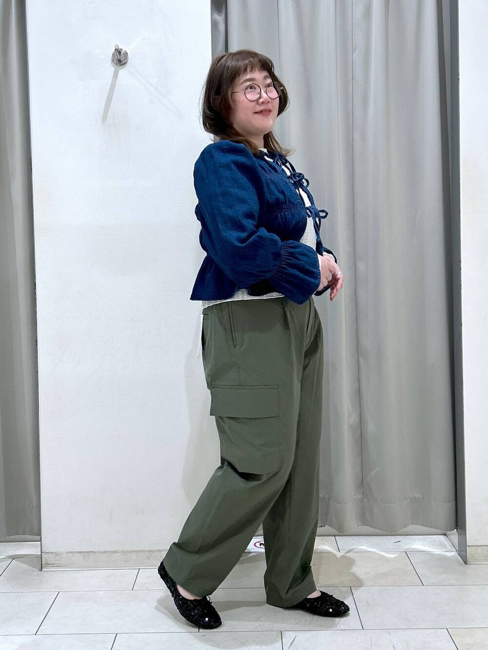 ベージュ系のTシャツ/カットソー、ブルー系のシャツ/ブラウス、ブラック系のバレエシューズを着用したレディースの冬コーディネートの5枚目の写真