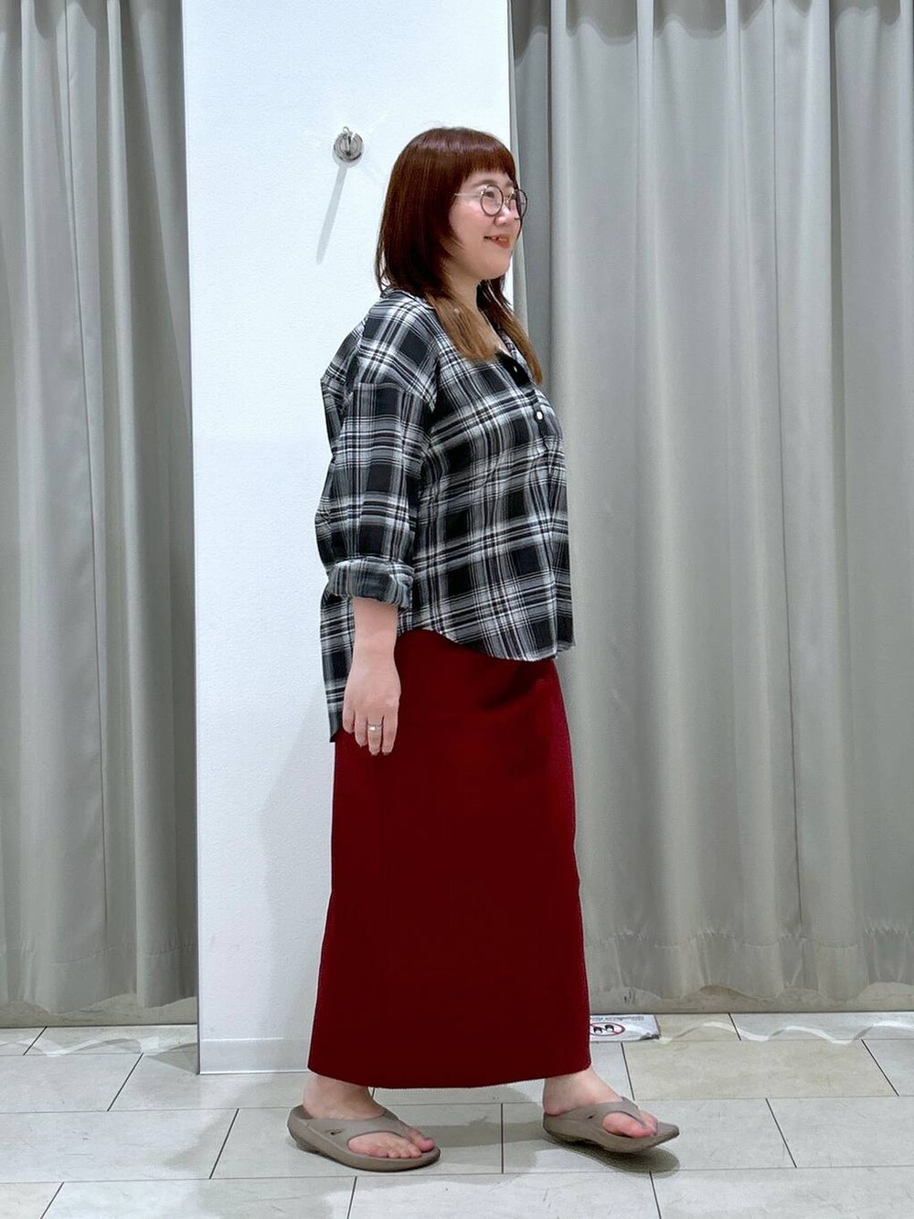 レッド系のスカート、ホワイト系のキャミソール、ベージュ系のサンダルを着用したレディースの夏コーディネートの7枚目の写真