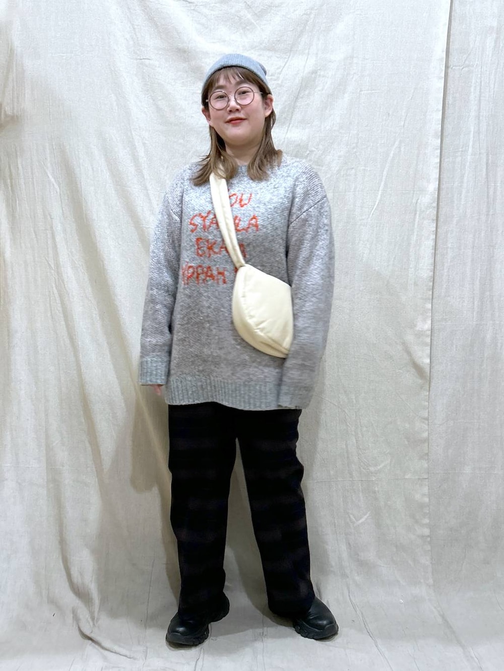 ホワイト系のショルダーバッグ、ブルー系のその他パンツ、ブラック系のブーツを着用したレディースの冬コーディネートの4枚目の写真