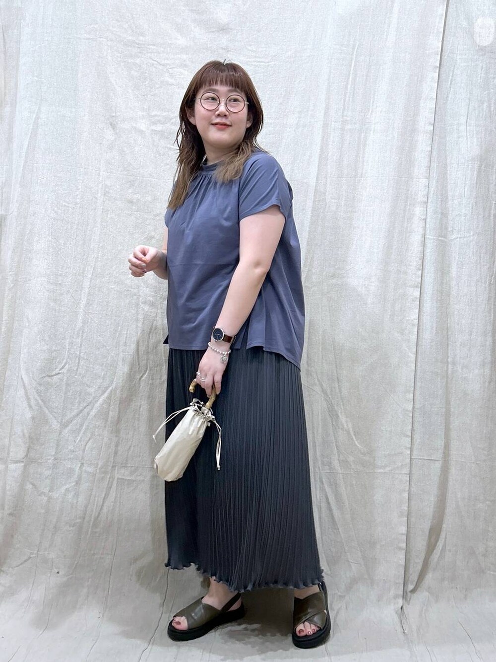 「体型カバー、着痩せ・細見え、カジュアル、ブランドミックス、ぽっちゃり_GLOBAL WORK、GLOBAL WORK、Me%、セットアップ、スカート、夏コーデ、楽ちんコーデ、サンダル、ぽっちゃりスタッフ」｜「Me%の【晴雨兼用傘】フリルミニカサ 102559（折りたたみ傘、ベージュ系）」を使った、たけちゃんさん（レディース・162cm）の夏コーディネートの2枚目の写真