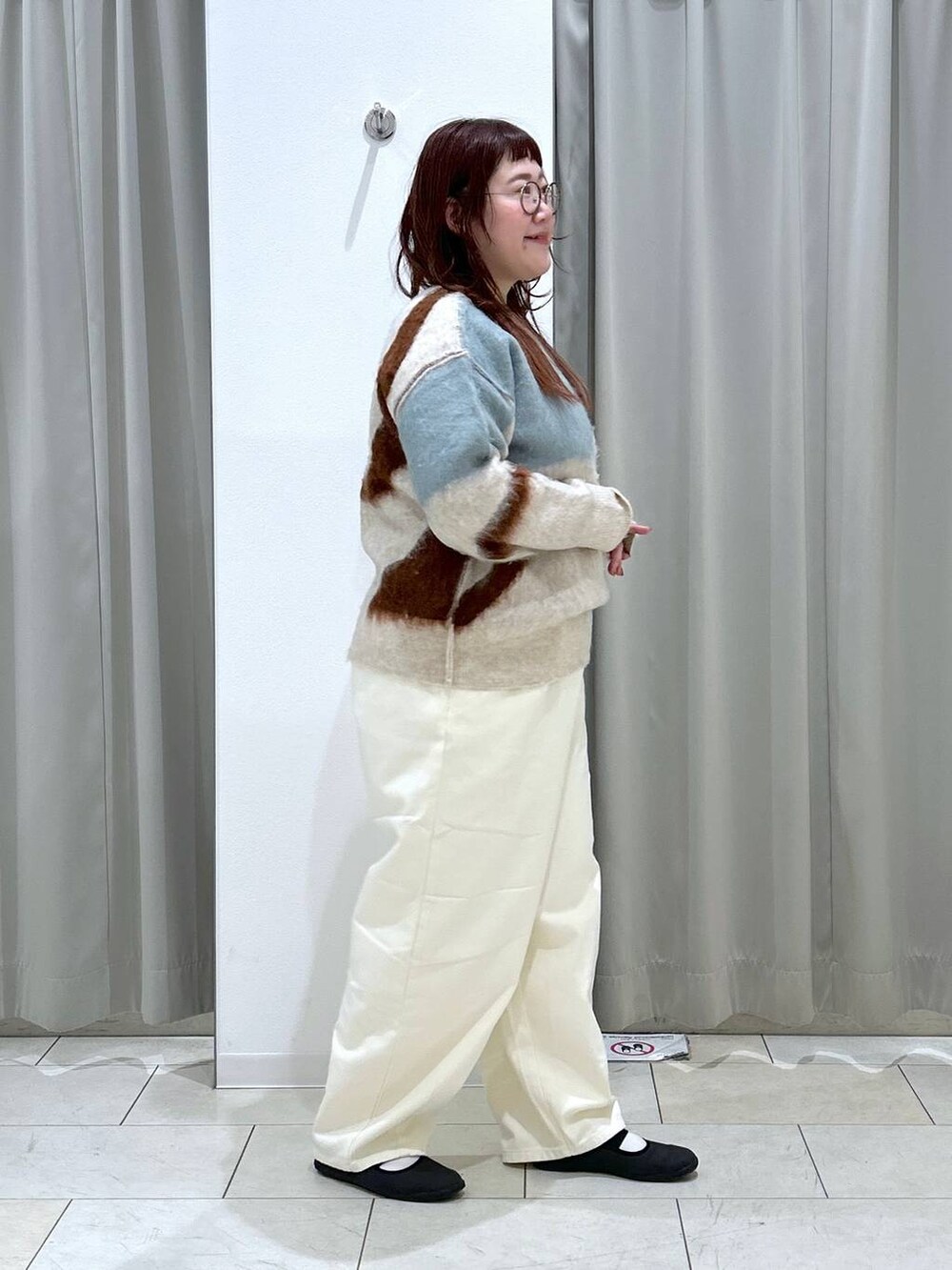 ホワイト系のその他パンツ、ホワイト系のニット/セーターを着用したレディースの冬コーディネートの6枚目の写真