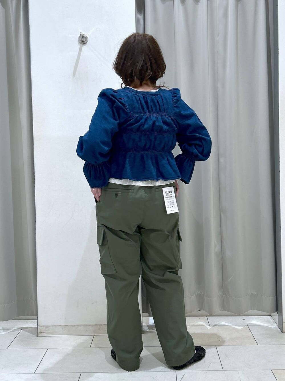 ベージュ系のTシャツ/カットソー、ブルー系のシャツ/ブラウス、ブラック系のバレエシューズを着用したレディースの冬コーディネートの4枚目の写真