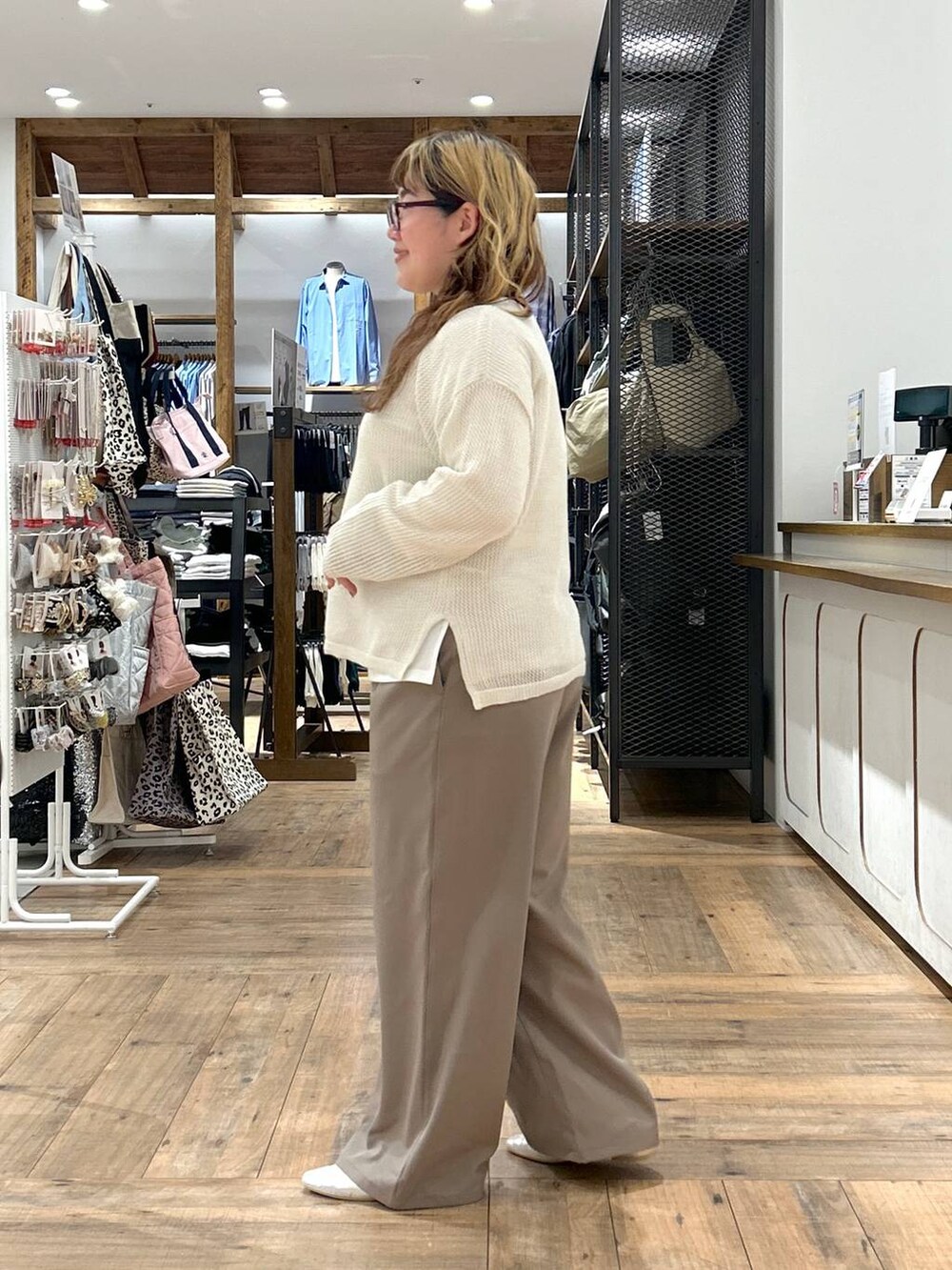 シルバー系のパンプス、ホワイト系のニット/セーター、ブラウン系のその他パンツを着用したレディースの春コーディネートの4枚目の写真