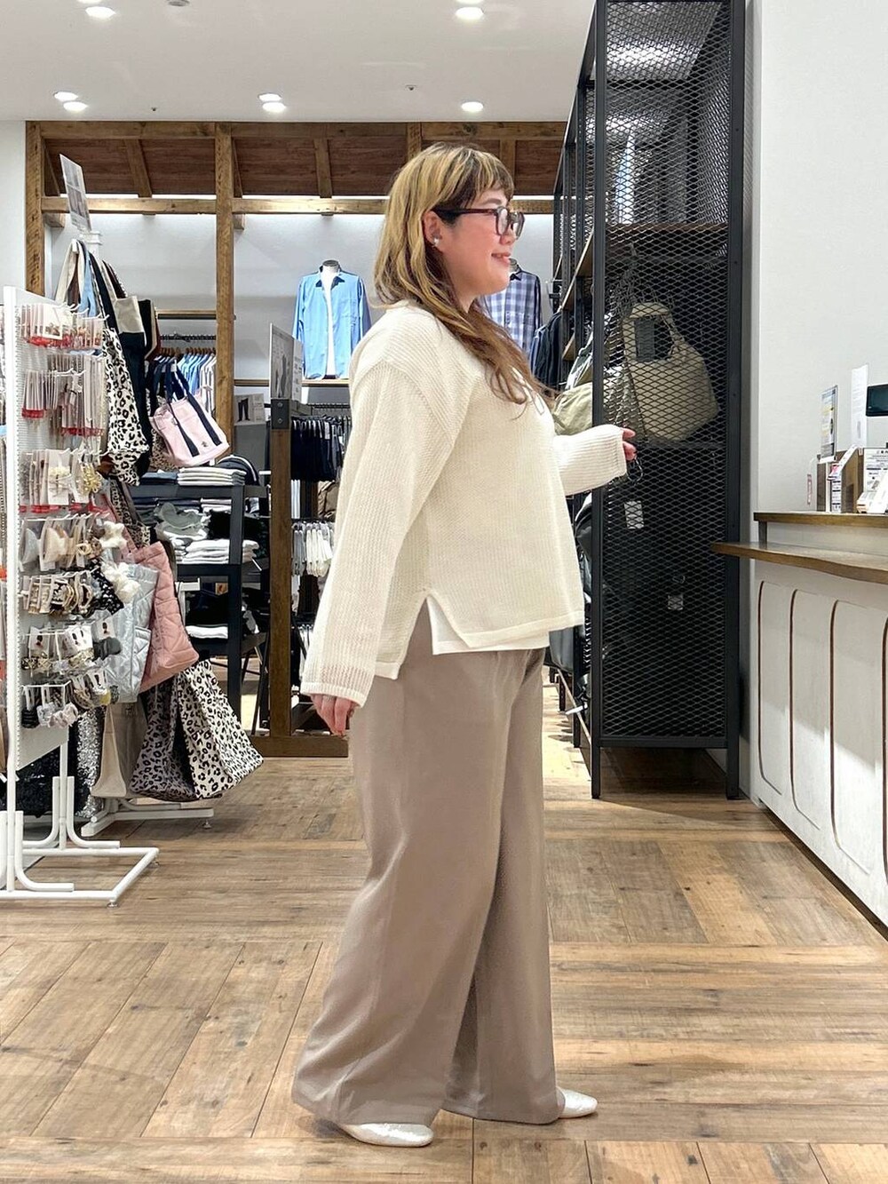 シルバー系のパンプス、ホワイト系のニット/セーター、ブラウン系のその他パンツを着用したレディースの春コーディネートの6枚目の写真