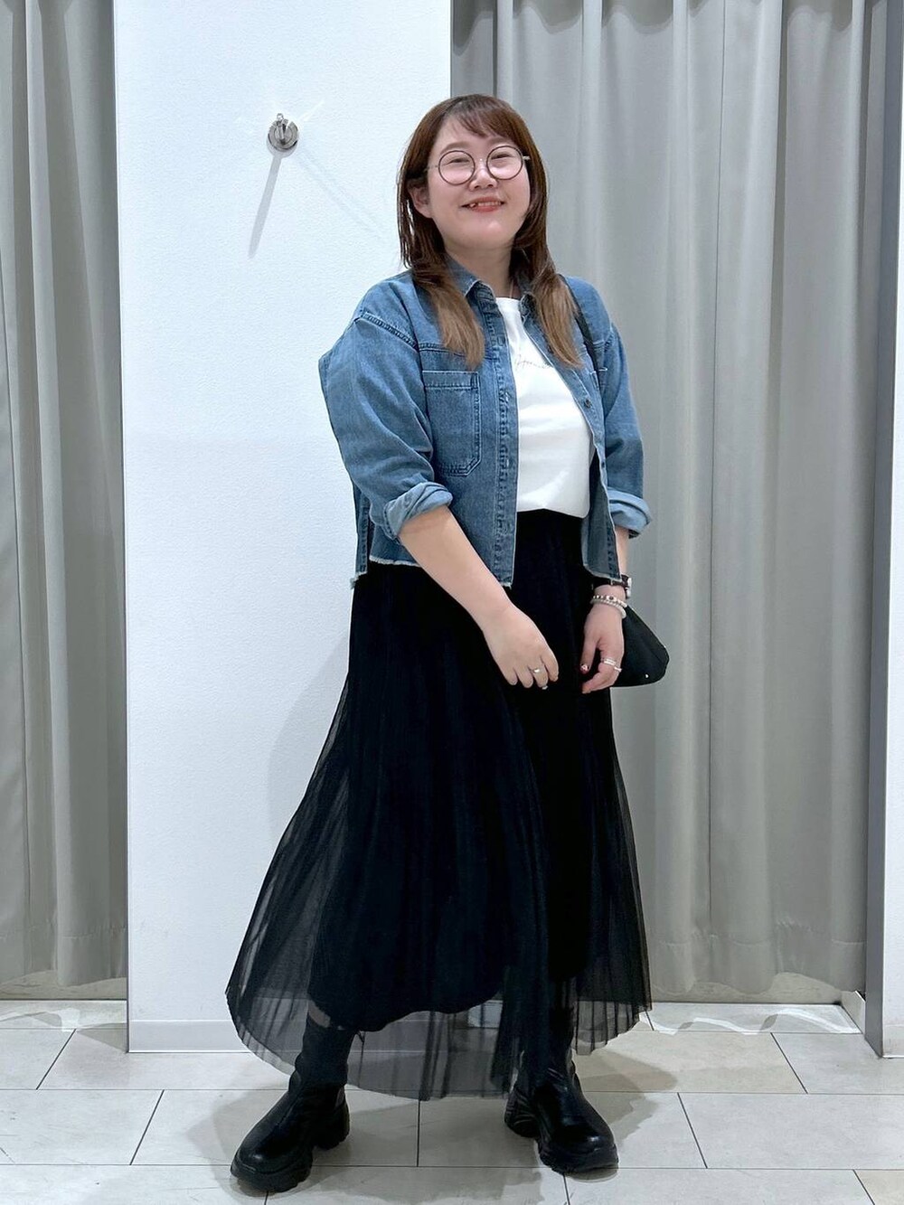 ブラック系のショルダーバッグ、ブルー系のシャツ/ブラウス、ホワイト系のTシャツ/カットソーを着用したレディースの秋コーディネートの3枚目の写真