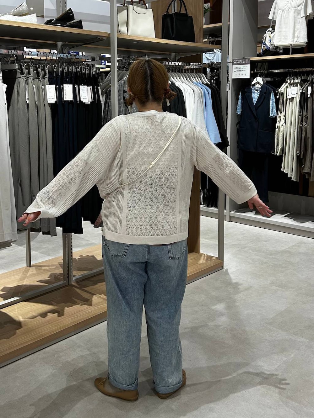 ブラウン系のバレエシューズ、ブルー系のデニムパンツ、ホワイト系のTシャツ/カットソーを着用したレディースの春コーディネートの5枚目の写真