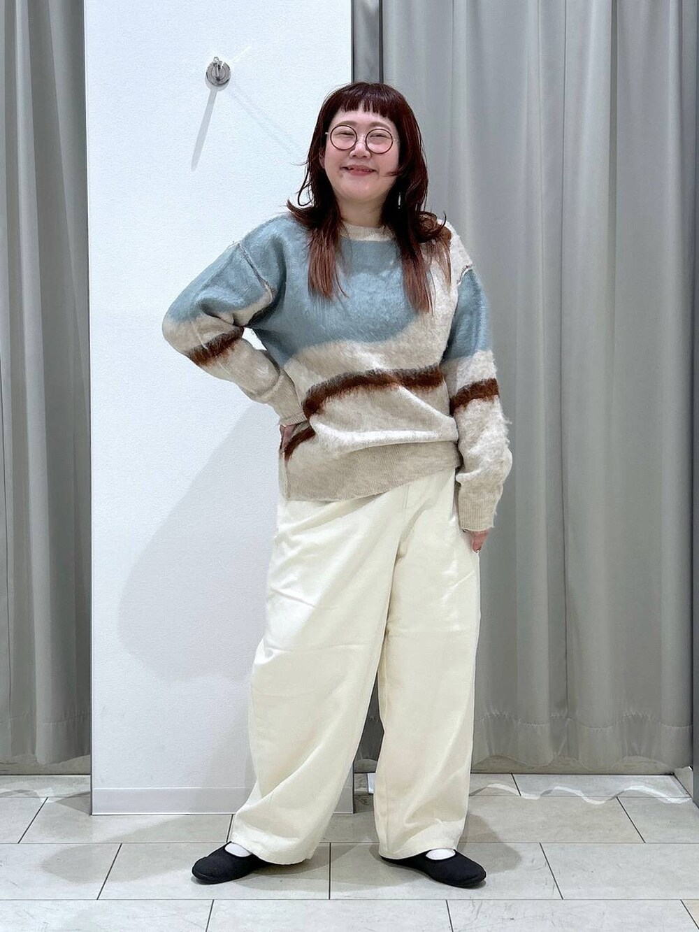 ホワイト系のその他パンツ、ホワイト系のニット/セーターを着用したレディースの冬コーディネートの3枚目の写真