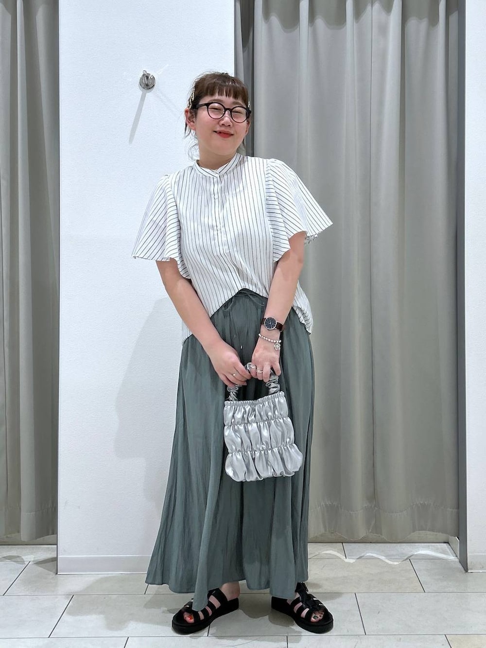 ブラック系のスニーカー、グリーン系のその他パンツ、グレー系のショルダーバッグを着用したレディースの春コーディネートの4枚目の写真