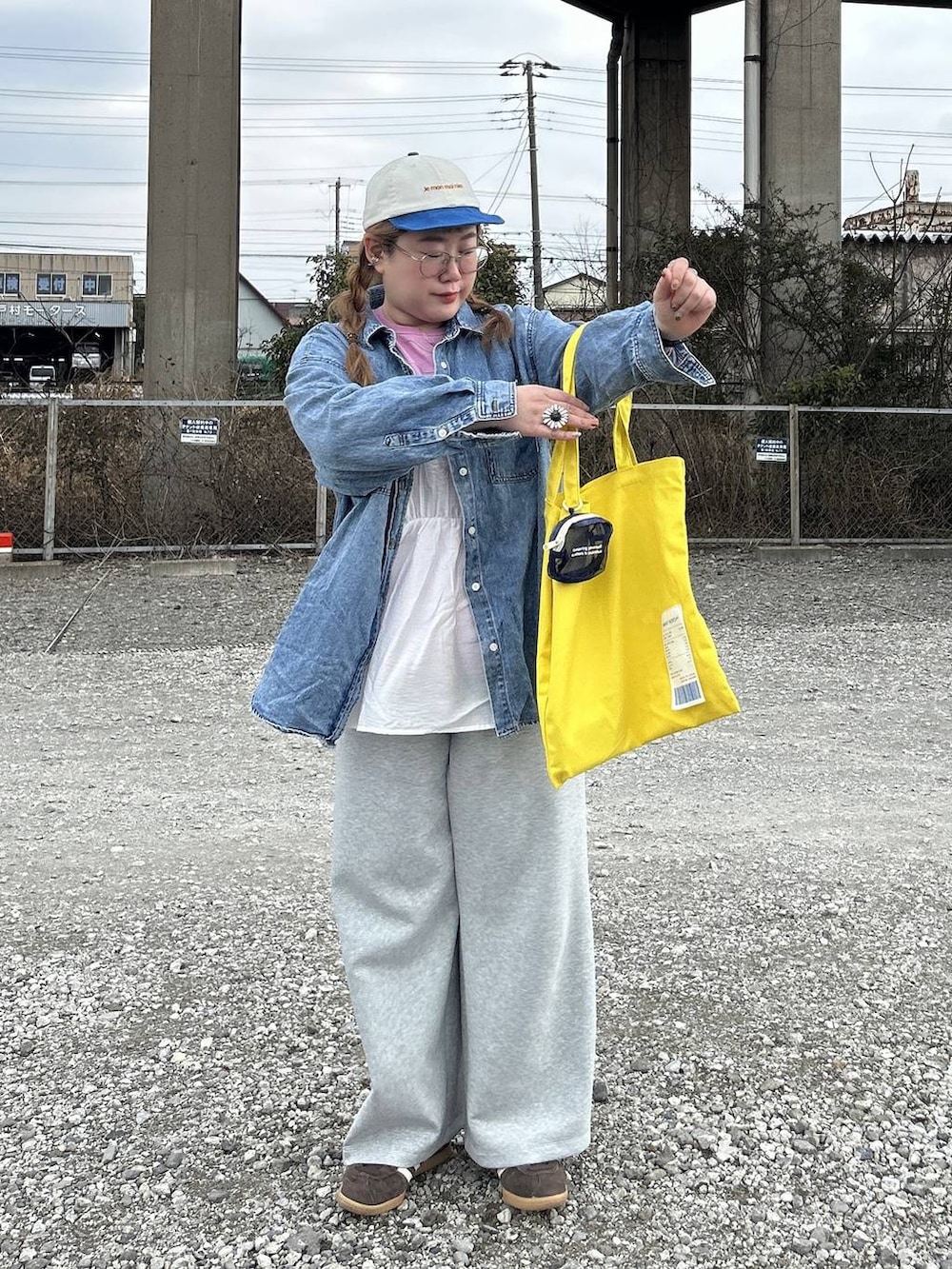 ブルー系のシャツ/ブラウス、グレー系のスウェットパンツ、イエロー系のトートバッグを着用したレディースの冬コーディネートの2枚目の写真