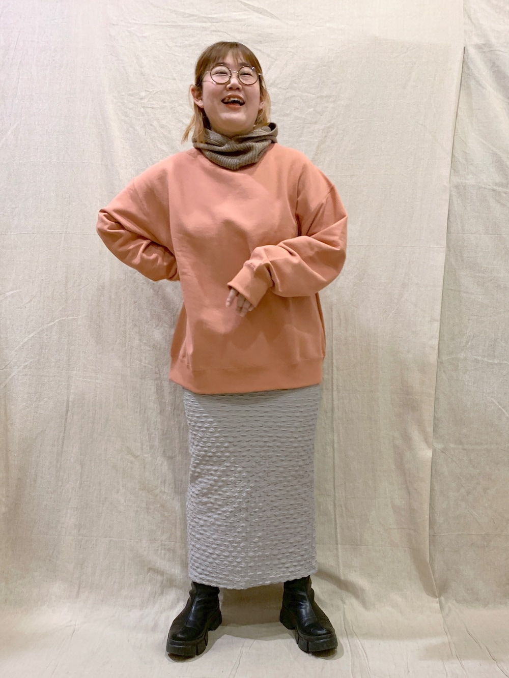 ピンク系のTシャツ/カットソーを着用したレディースの冬コーディネートの2枚目の写真