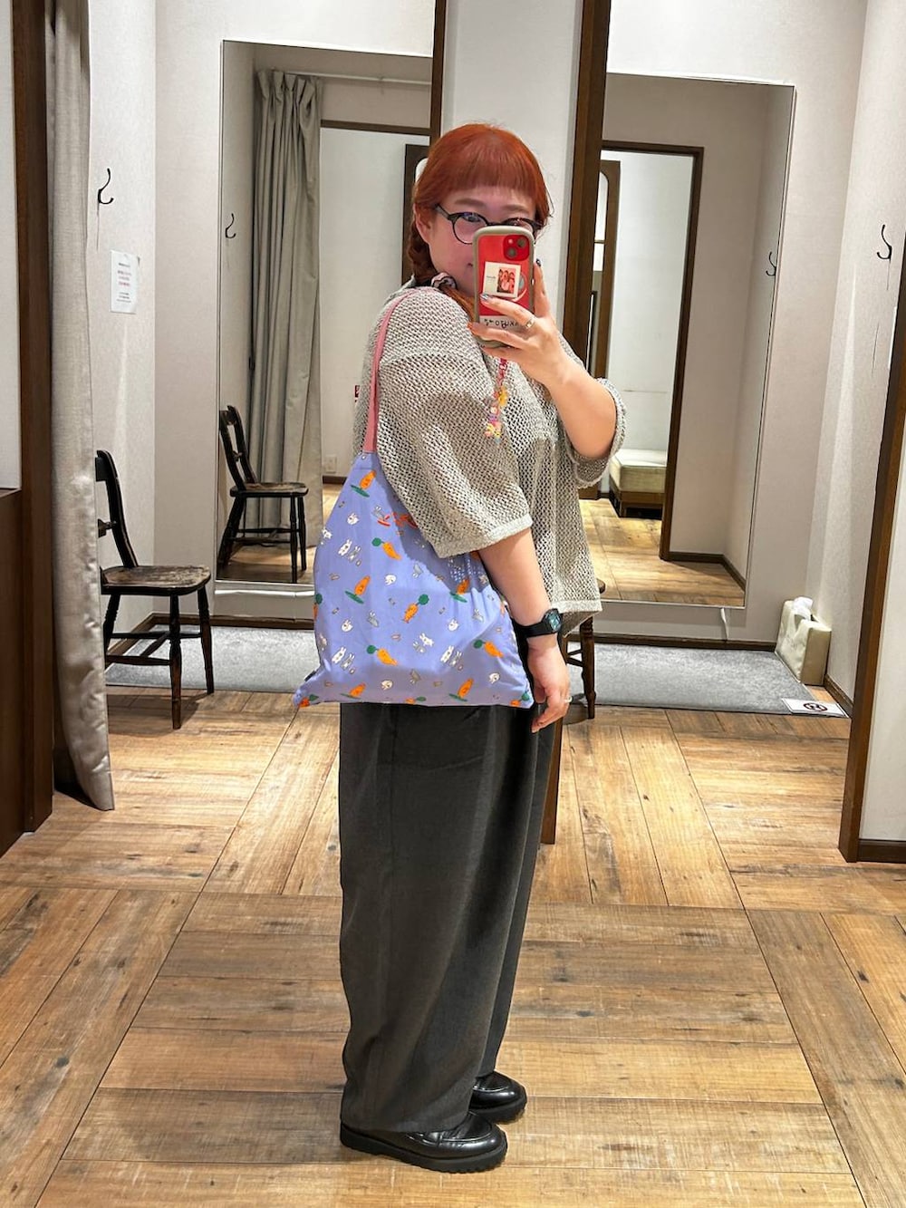 ブラック系のキャミソール、グレー系のその他パンツ、その他のトートバッグを着用したレディースの秋コーディネートの2枚目の写真