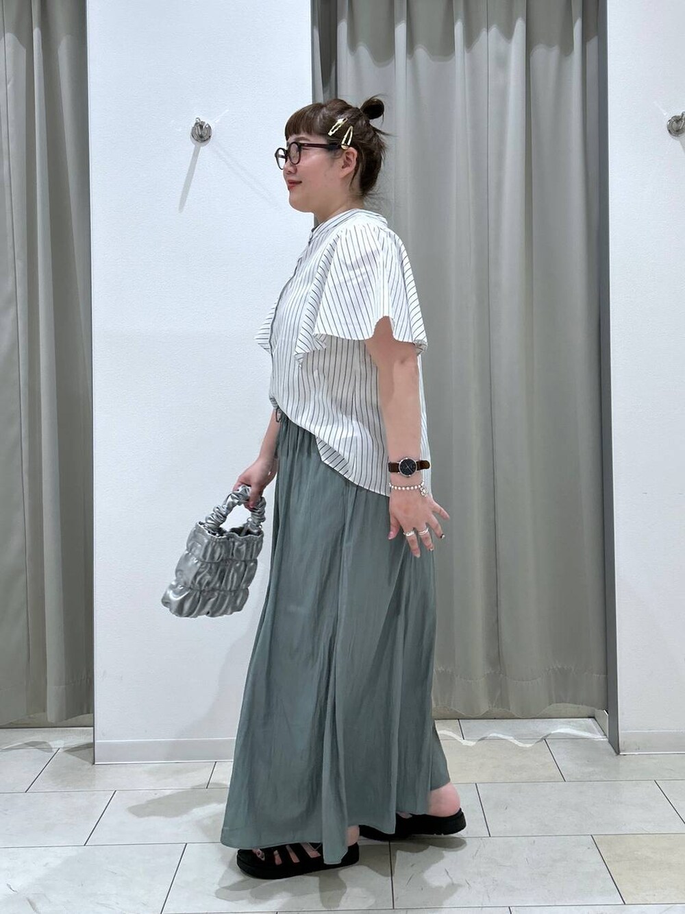 ブラック系のスニーカー、グリーン系のその他パンツ、グレー系のショルダーバッグを着用したレディースの春コーディネートの5枚目の写真