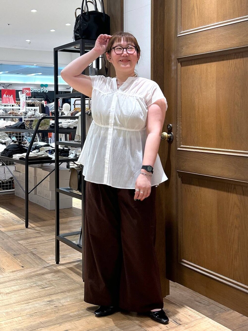 ホワイト系のシャツ/ブラウス、ブラウン系のその他パンツ、シルバー系のネックレスを着用したレディースの夏コーディネートの2枚目の写真