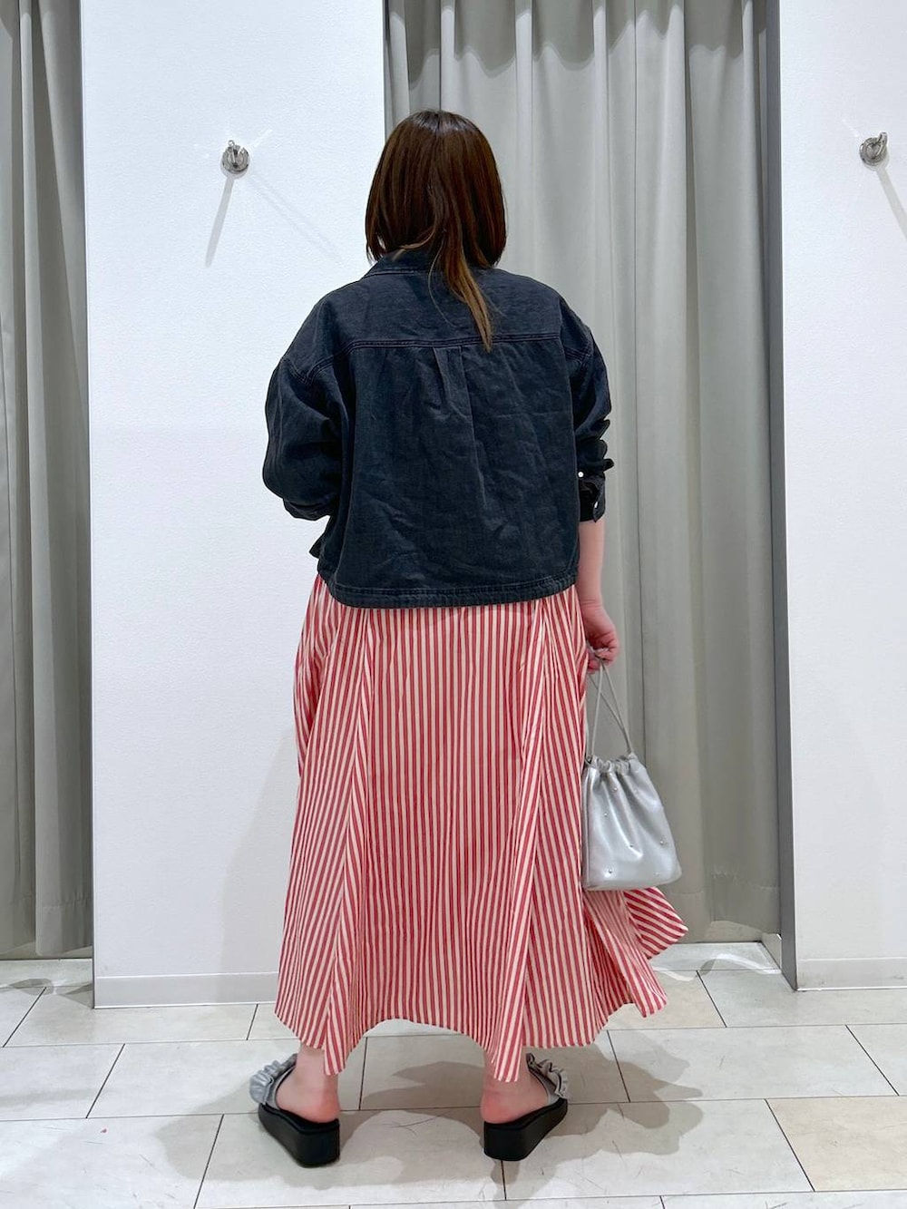 シルバー系のサンダル、シルバー系のショルダーバッグ、グレー系のシャツ/ブラウスを着用したレディースの春コーディネートの4枚目の写真