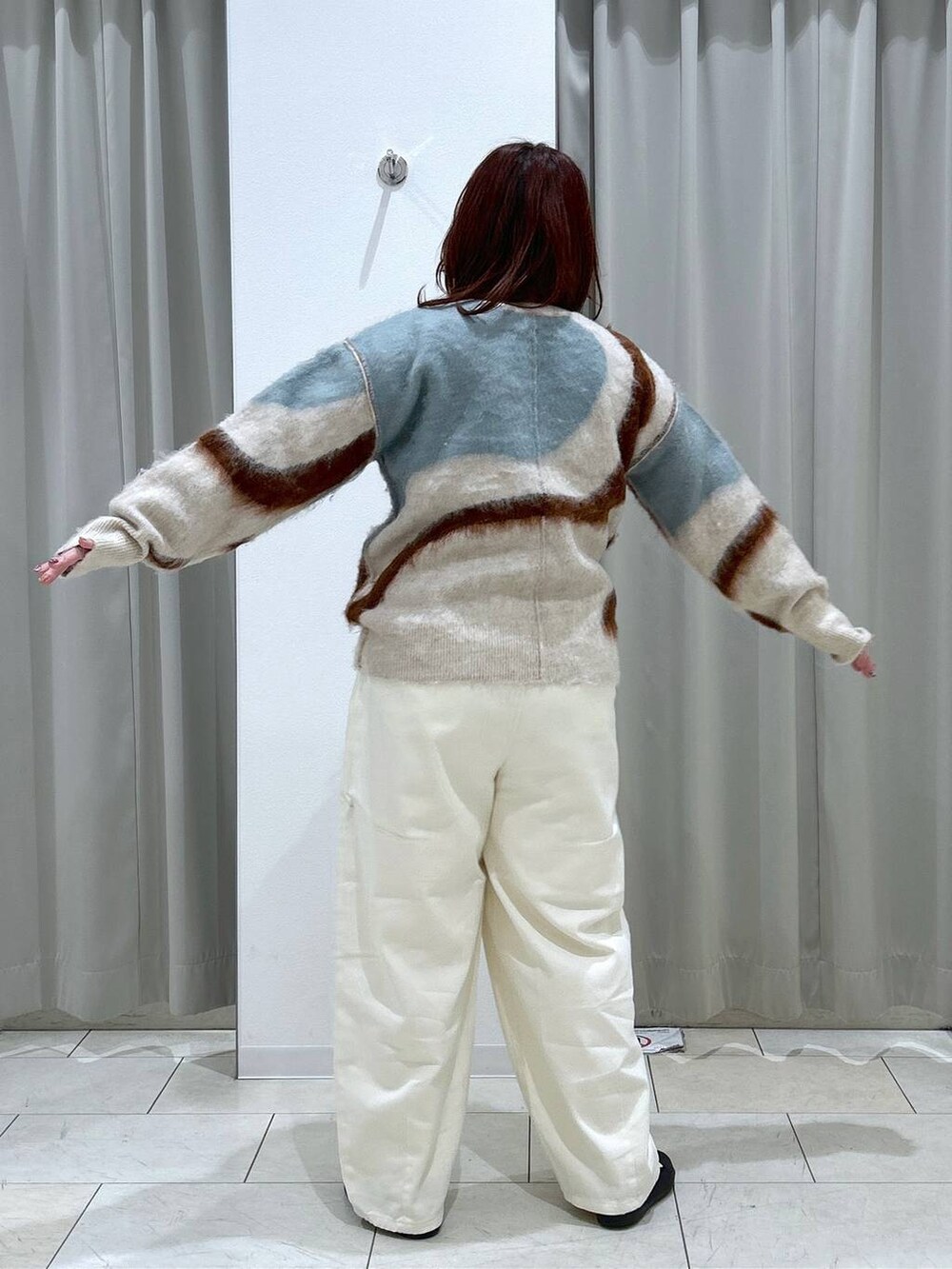 ホワイト系のその他パンツ、ホワイト系のニット/セーターを着用したレディースの冬コーディネートの5枚目の写真